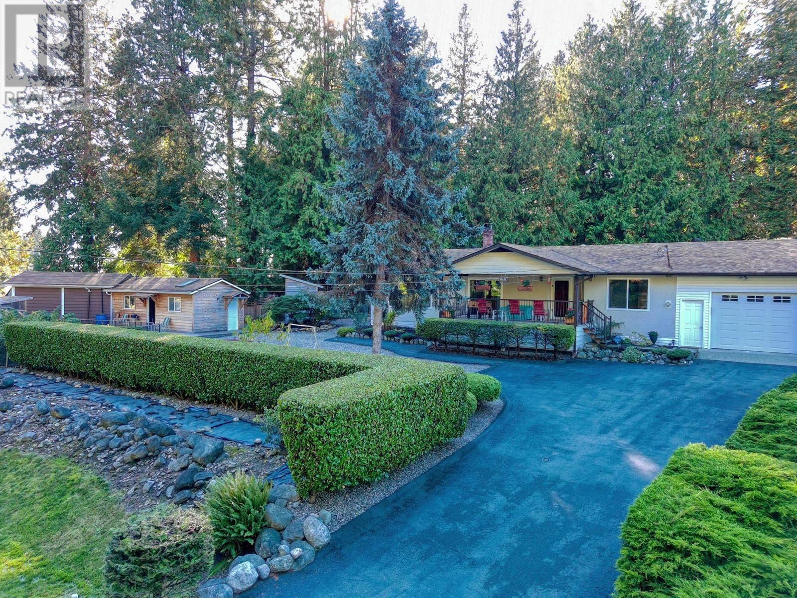 7631 Eureka Avenue, Halfmoon Bay, British Columbia  V7Z 1A1 - Photo 2 - R2828254
