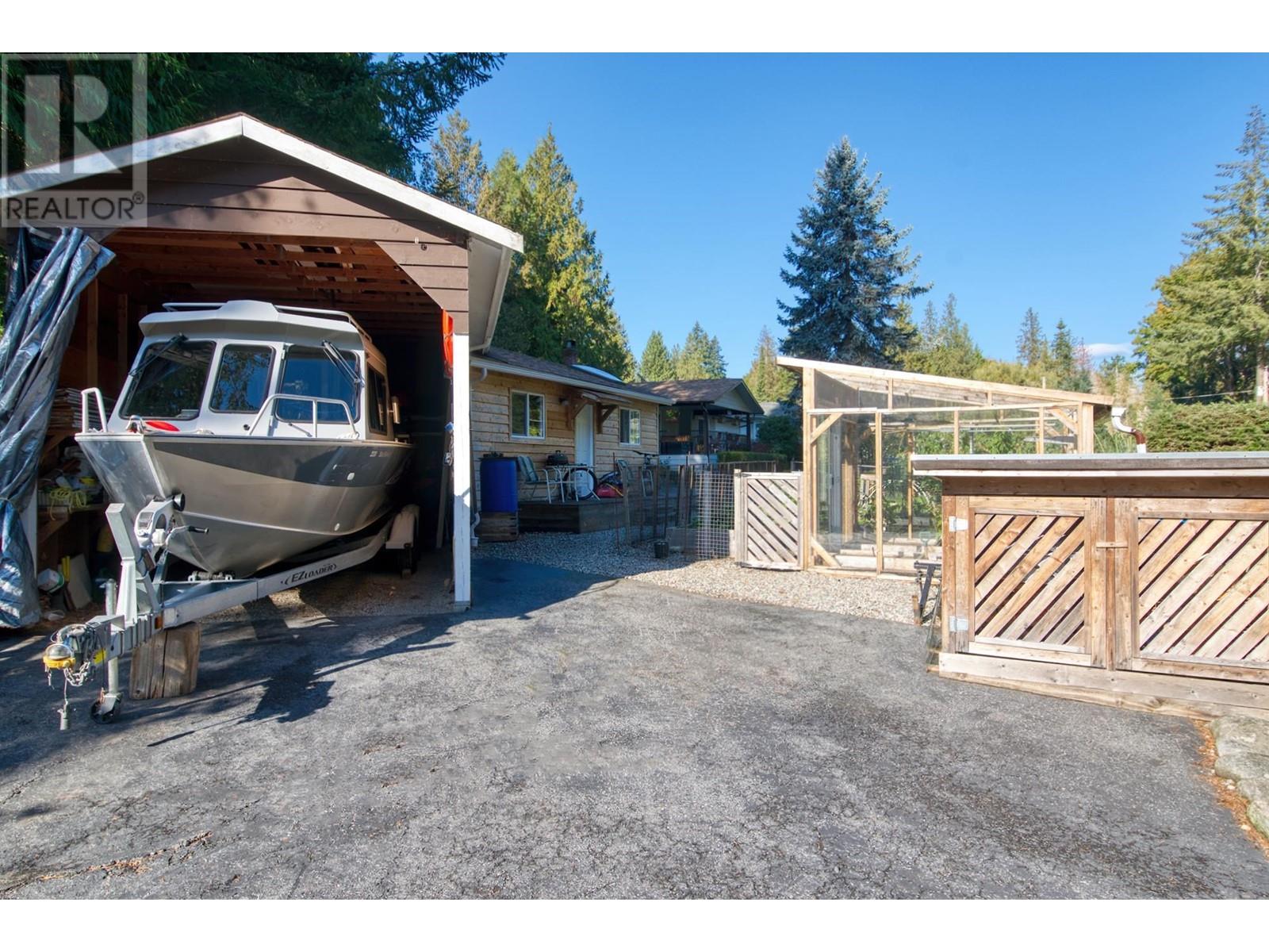 7631 Eureka Avenue, Halfmoon Bay, British Columbia  V7Z 1A1 - Photo 22 - R2828254