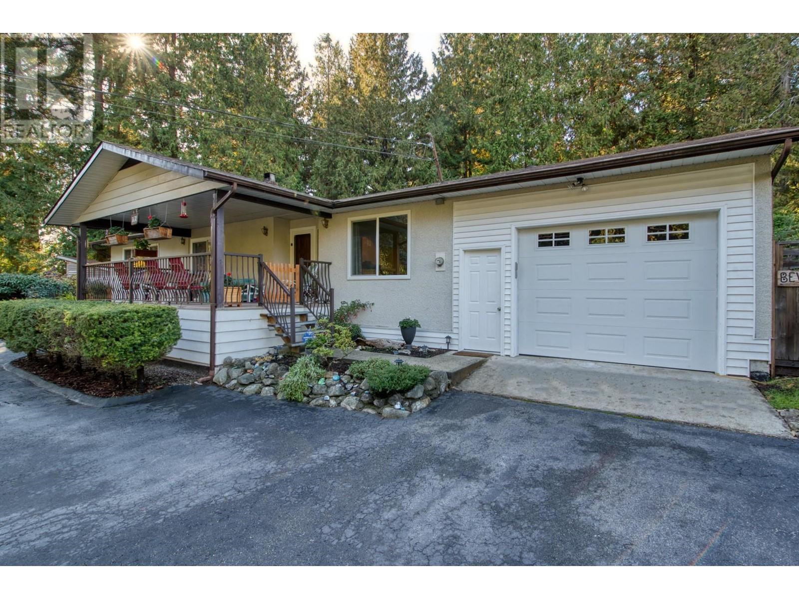 7631 Eureka Avenue, Halfmoon Bay, British Columbia  V7Z 1A1 - Photo 33 - R2828254