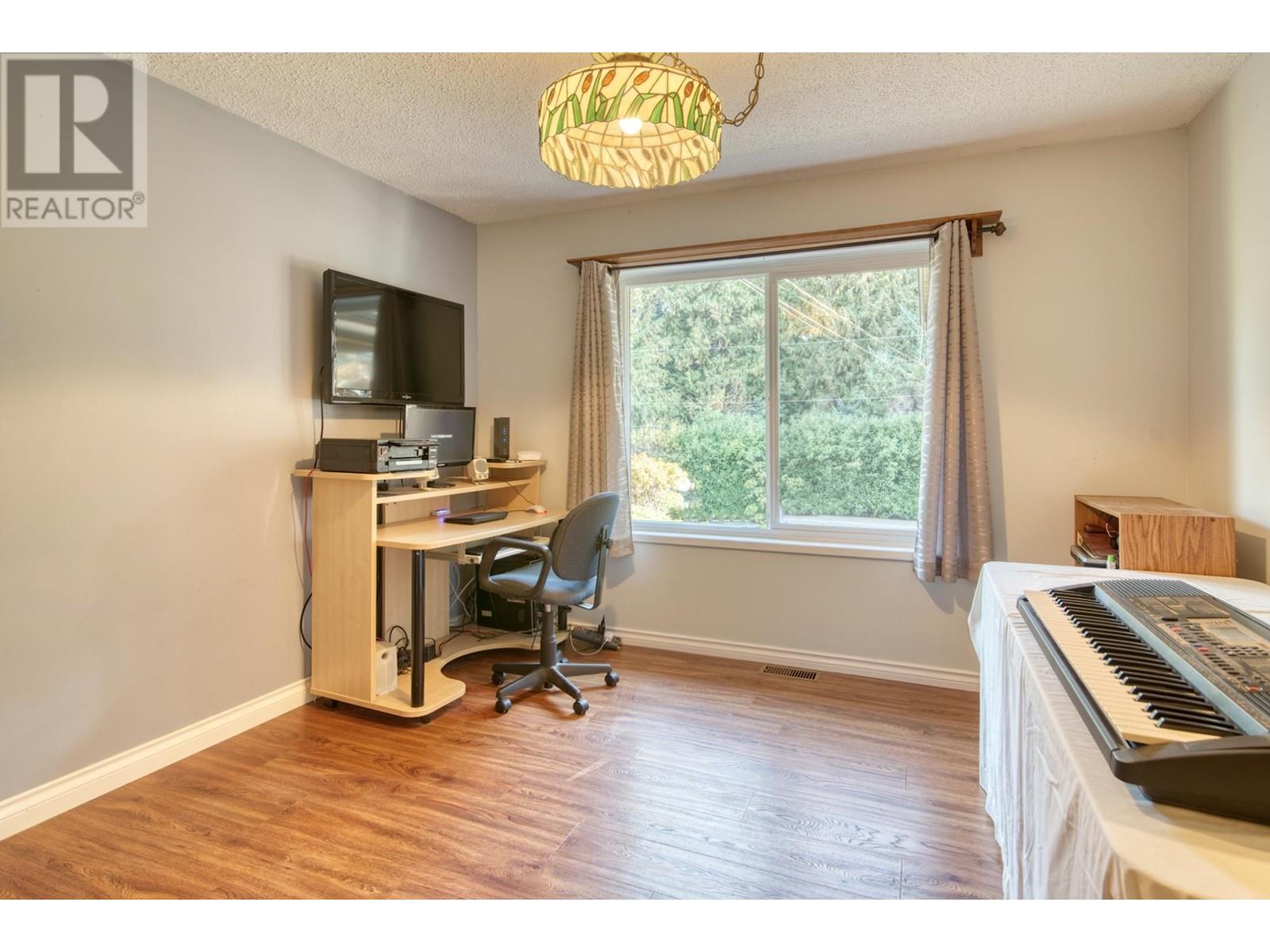 7631 Eureka Avenue, Halfmoon Bay, British Columbia  V7Z 1A1 - Photo 17 - R2828254