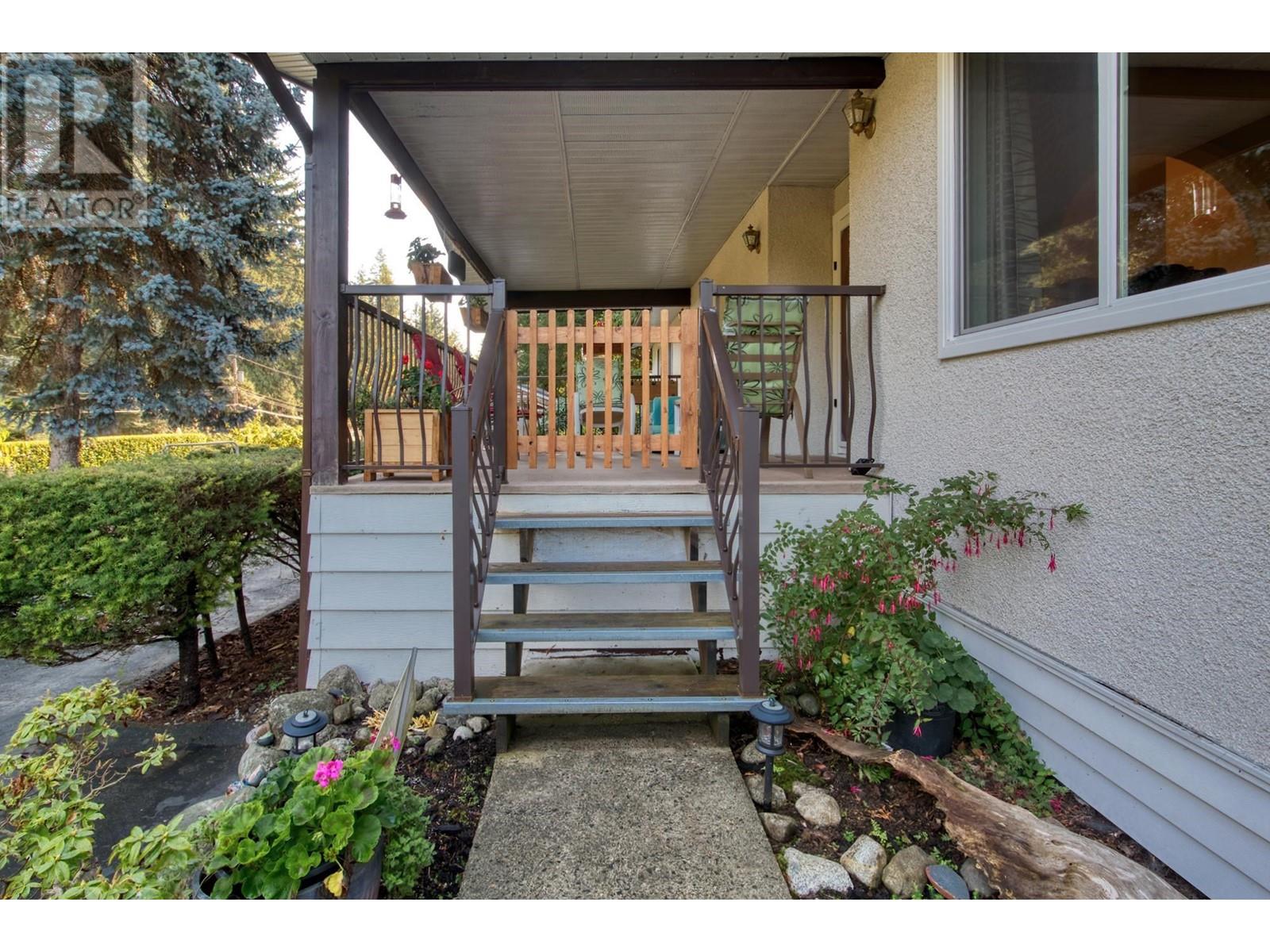 7631 Eureka Avenue, Halfmoon Bay, British Columbia  V7Z 1A1 - Photo 20 - R2828254