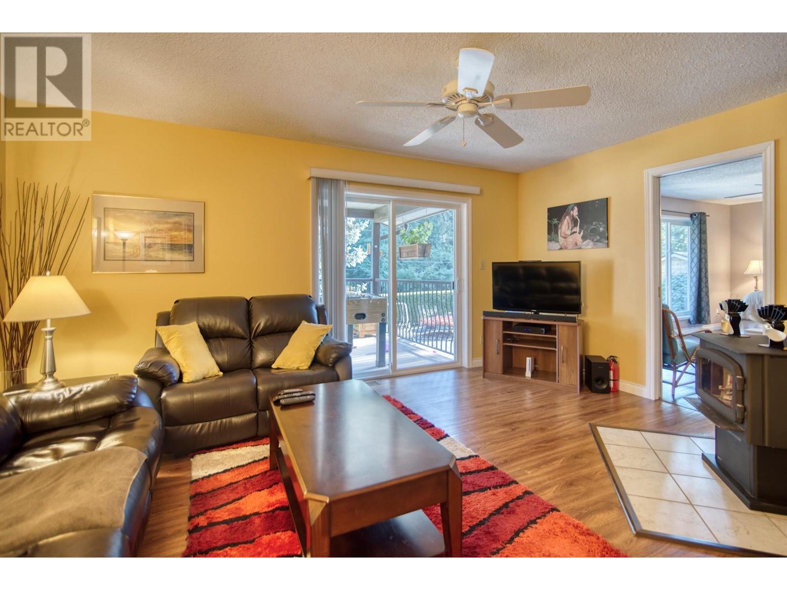 7631 Eureka Avenue, Halfmoon Bay, British Columbia  V7Z 1A1 - Photo 9 - R2828254