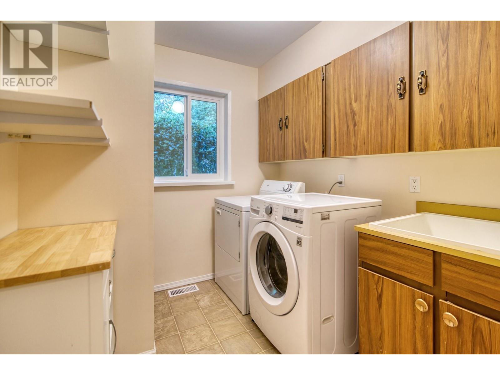 7631 Eureka Avenue, Halfmoon Bay, British Columbia  V7Z 1A1 - Photo 18 - R2828254