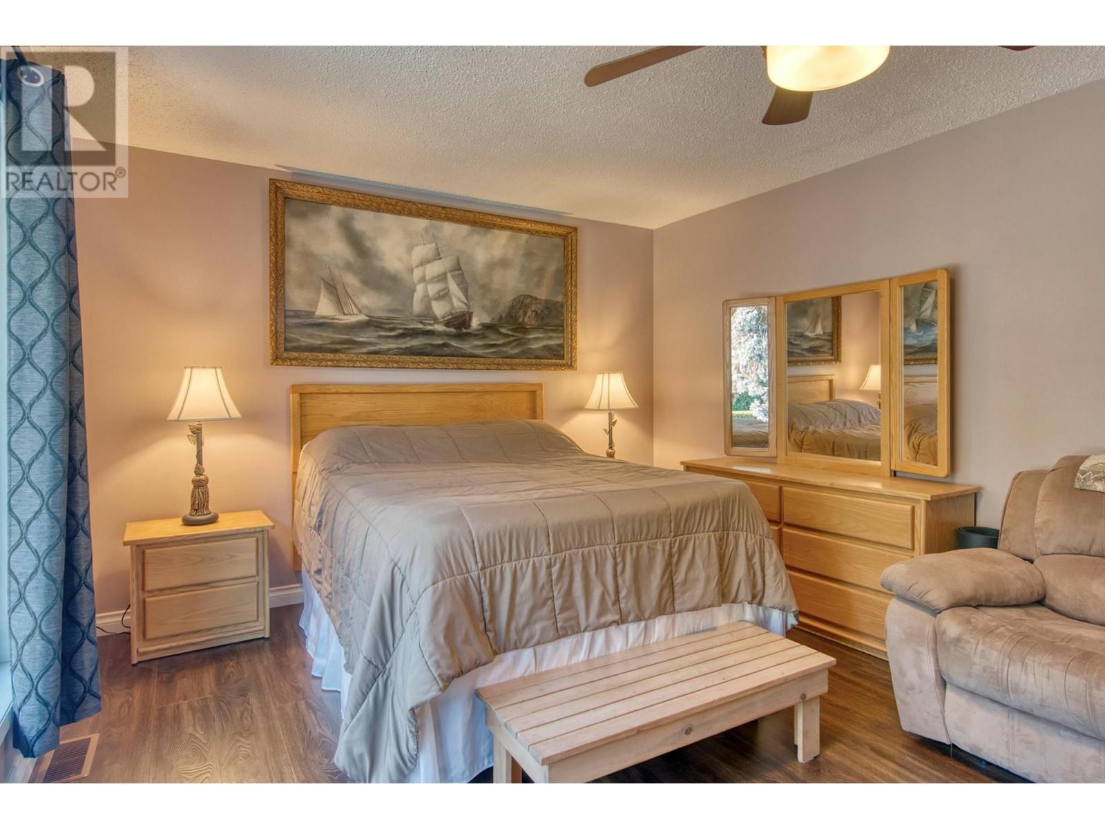 7631 Eureka Avenue, Halfmoon Bay, British Columbia  V7Z 1A1 - Photo 11 - R2828254