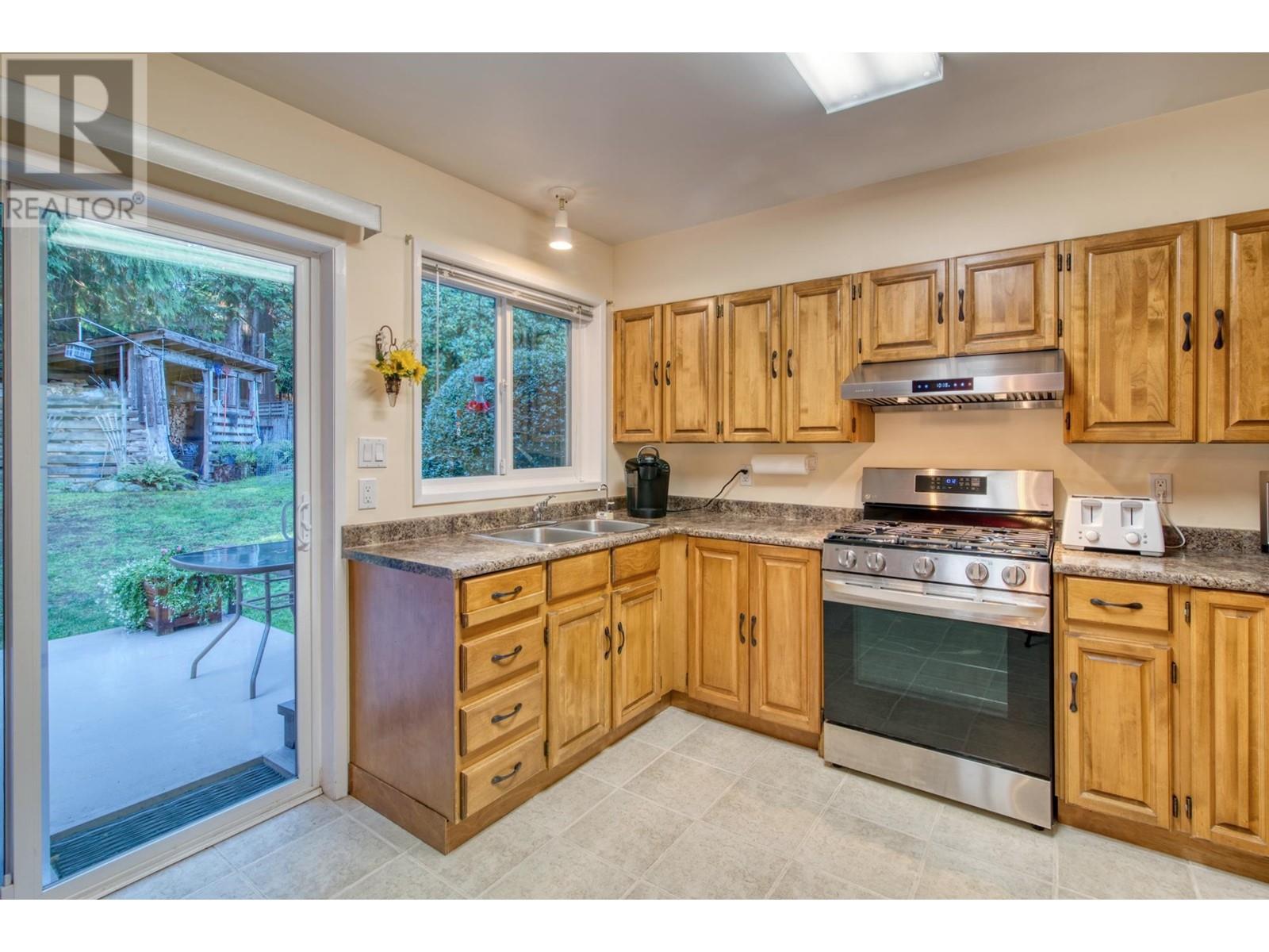 7631 Eureka Avenue, Halfmoon Bay, British Columbia  V7Z 1A1 - Photo 4 - R2828254