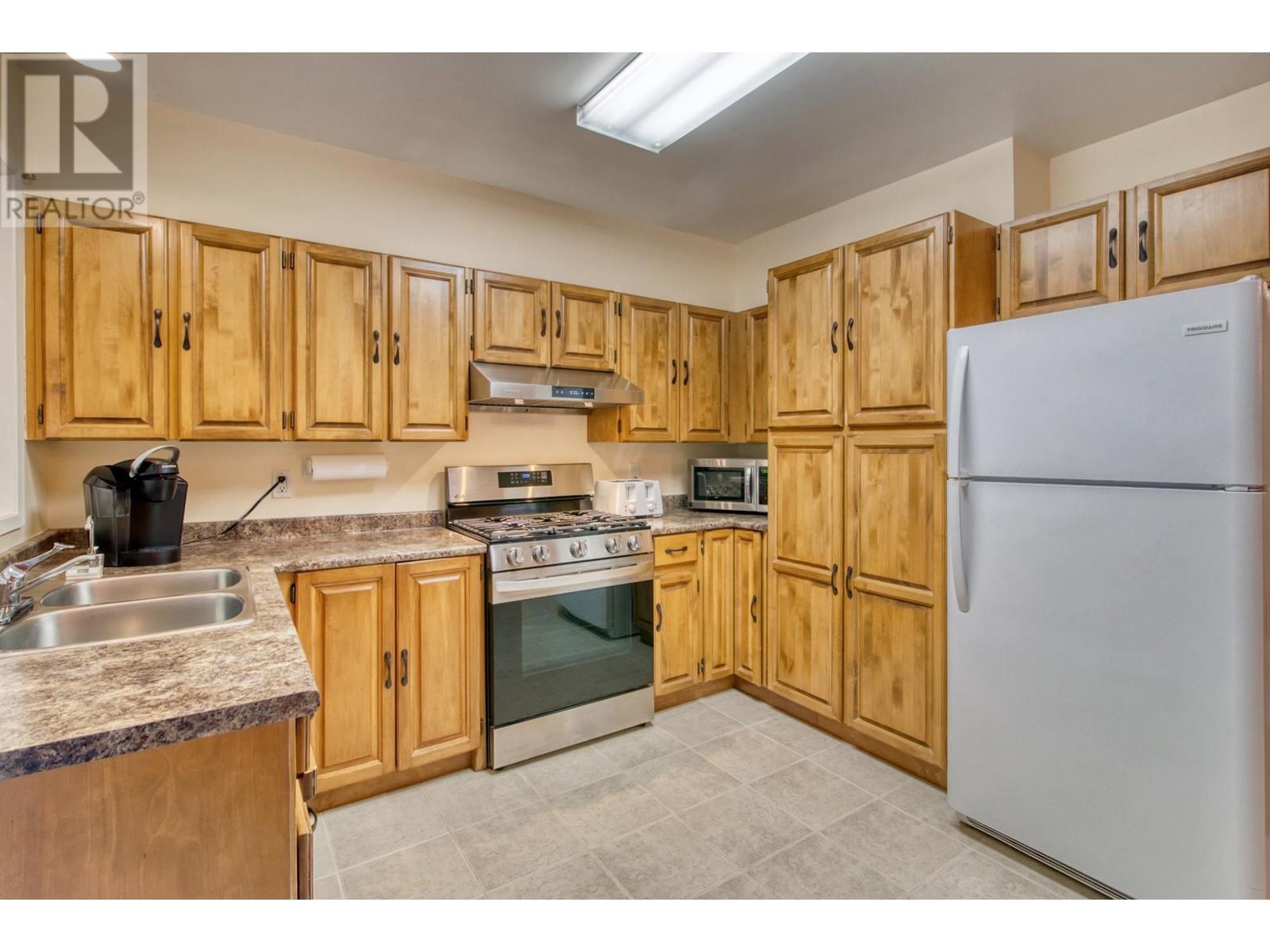 7631 Eureka Avenue, Halfmoon Bay, British Columbia  V7Z 1A1 - Photo 5 - R2828254