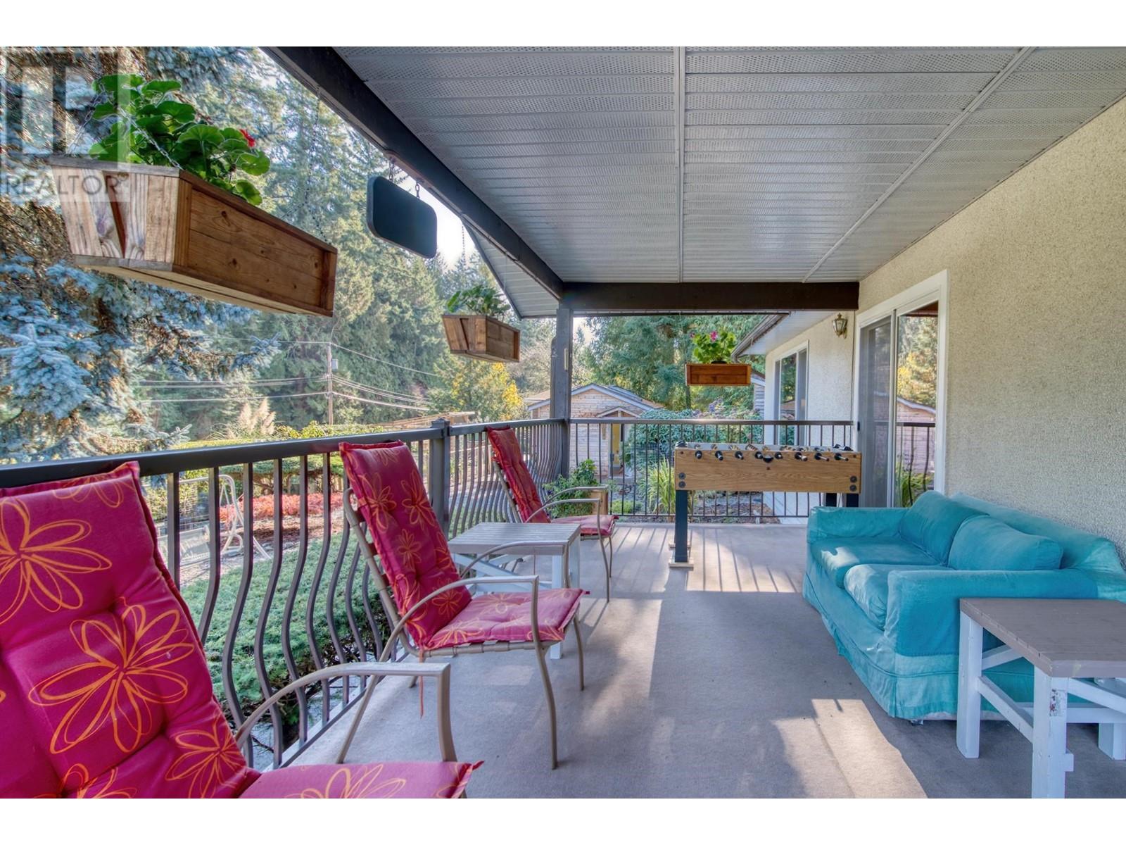7631 Eureka Avenue, Halfmoon Bay, British Columbia  V7Z 1A1 - Photo 3 - R2828254