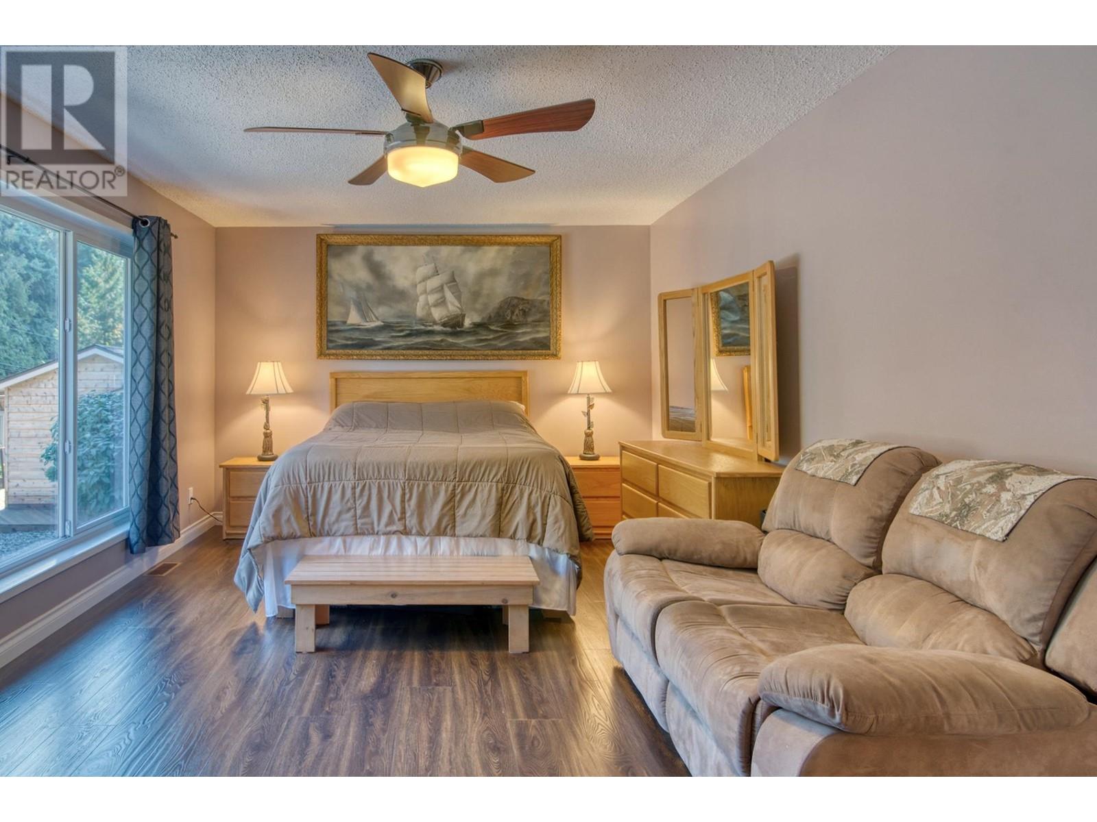 7631 Eureka Avenue, Halfmoon Bay, British Columbia  V7Z 1A1 - Photo 10 - R2828254