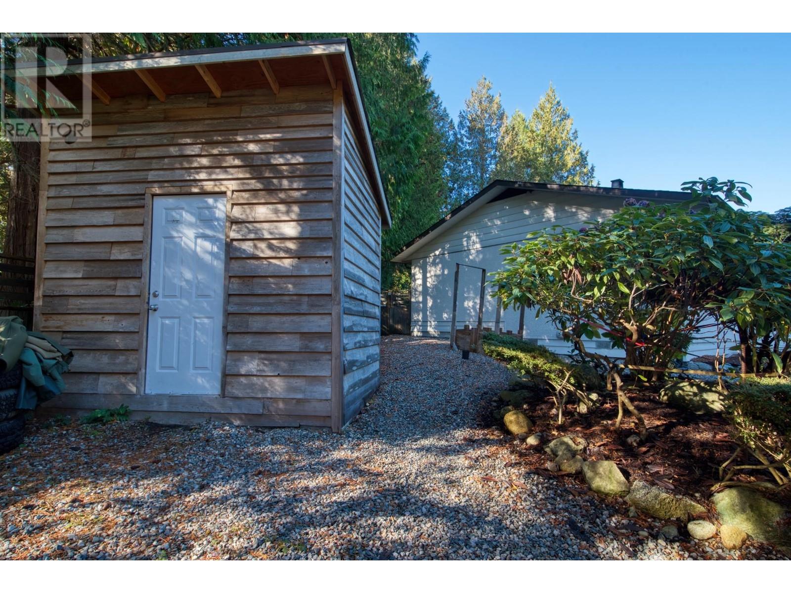 7631 Eureka Avenue, Halfmoon Bay, British Columbia  V7Z 1A1 - Photo 31 - R2828254