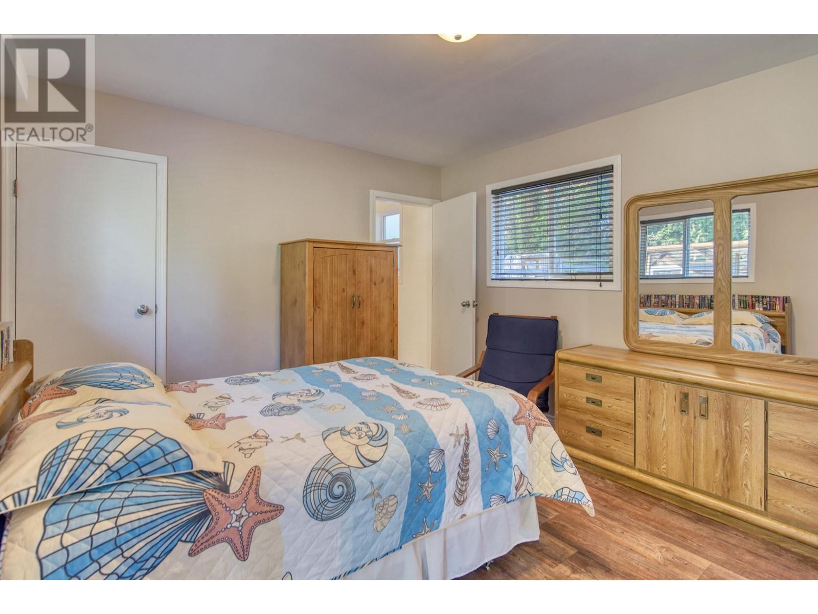 7631 Eureka Avenue, Halfmoon Bay, British Columbia  V7Z 1A1 - Photo 25 - R2828254