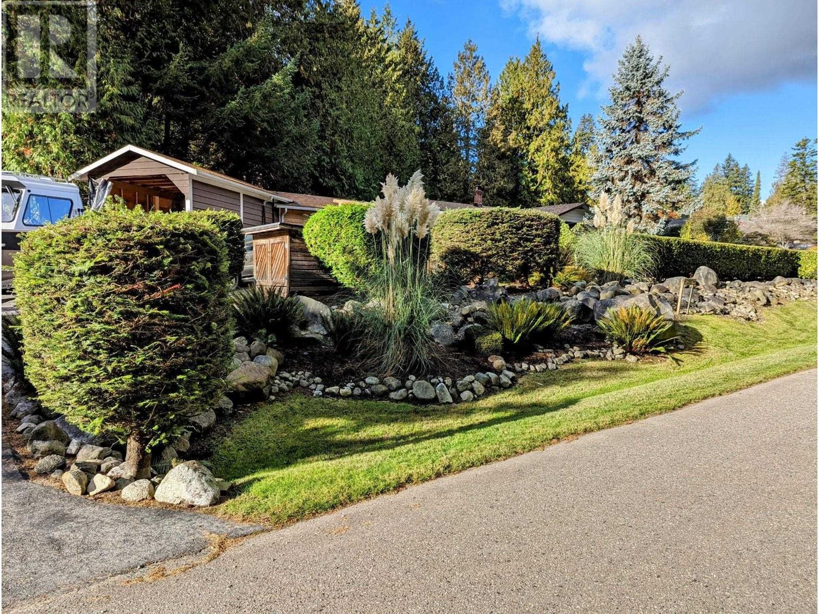 7631 Eureka Avenue, Halfmoon Bay, British Columbia  V7Z 1A1 - Photo 35 - R2828254