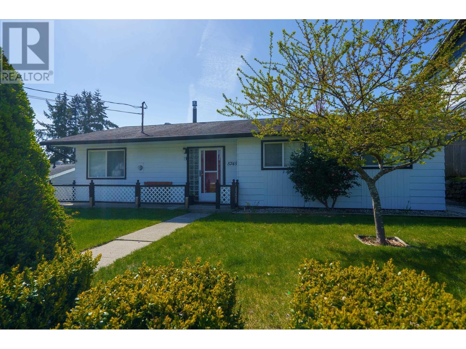 5745 PEBBLE CRESCENT, sechelt, British Columbia