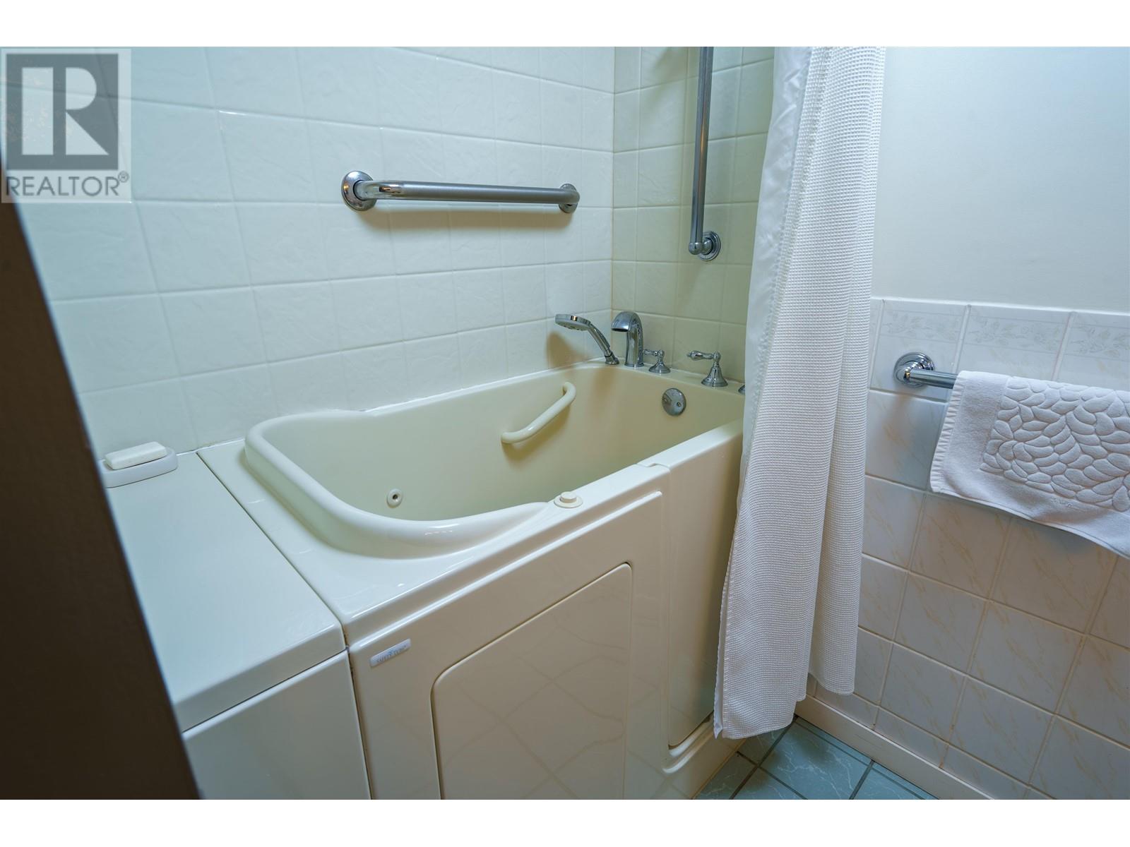 5745 Pebble Crescent, Sechelt, British Columbia  V0N 3A0 - Photo 10 - R2828416