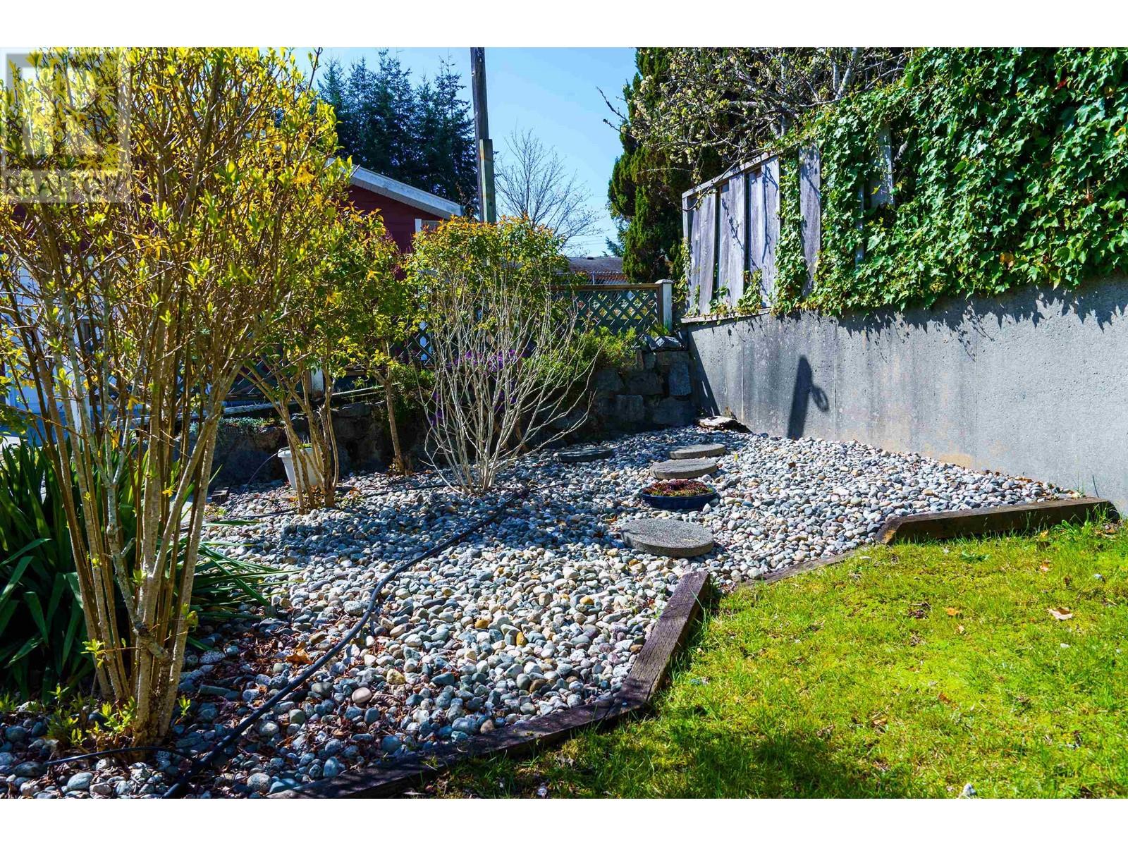 5745 Pebble Crescent, Sechelt, British Columbia  V0N 3A0 - Photo 18 - R2828416
