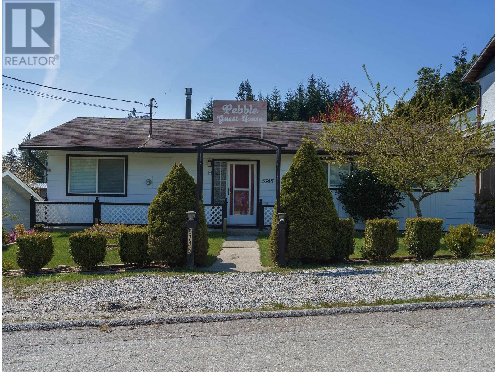 5745 Pebble Crescent, Sechelt, British Columbia  V0N 3A0 - Photo 2 - R2828416