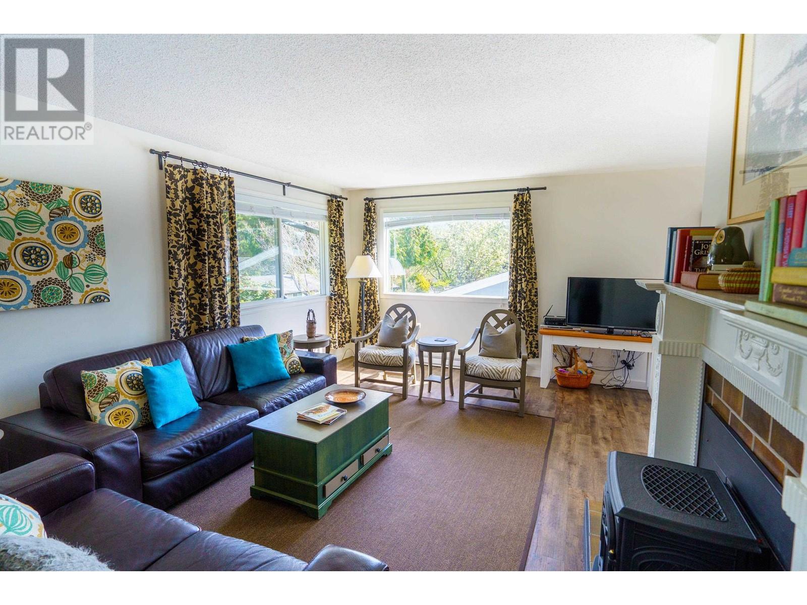 5745 Pebble Crescent, Sechelt, British Columbia  V0N 3A0 - Photo 3 - R2828416