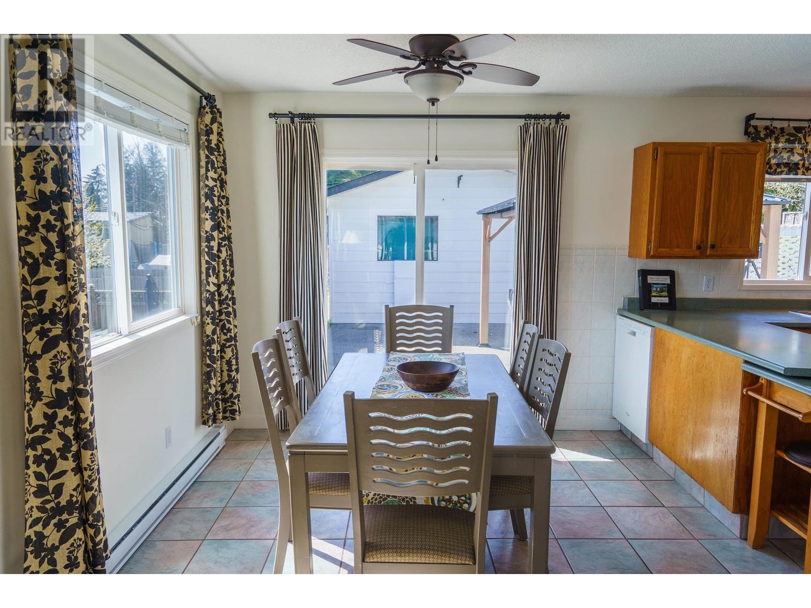 5745 Pebble Crescent, Sechelt, British Columbia  V0N 3A0 - Photo 6 - R2828416