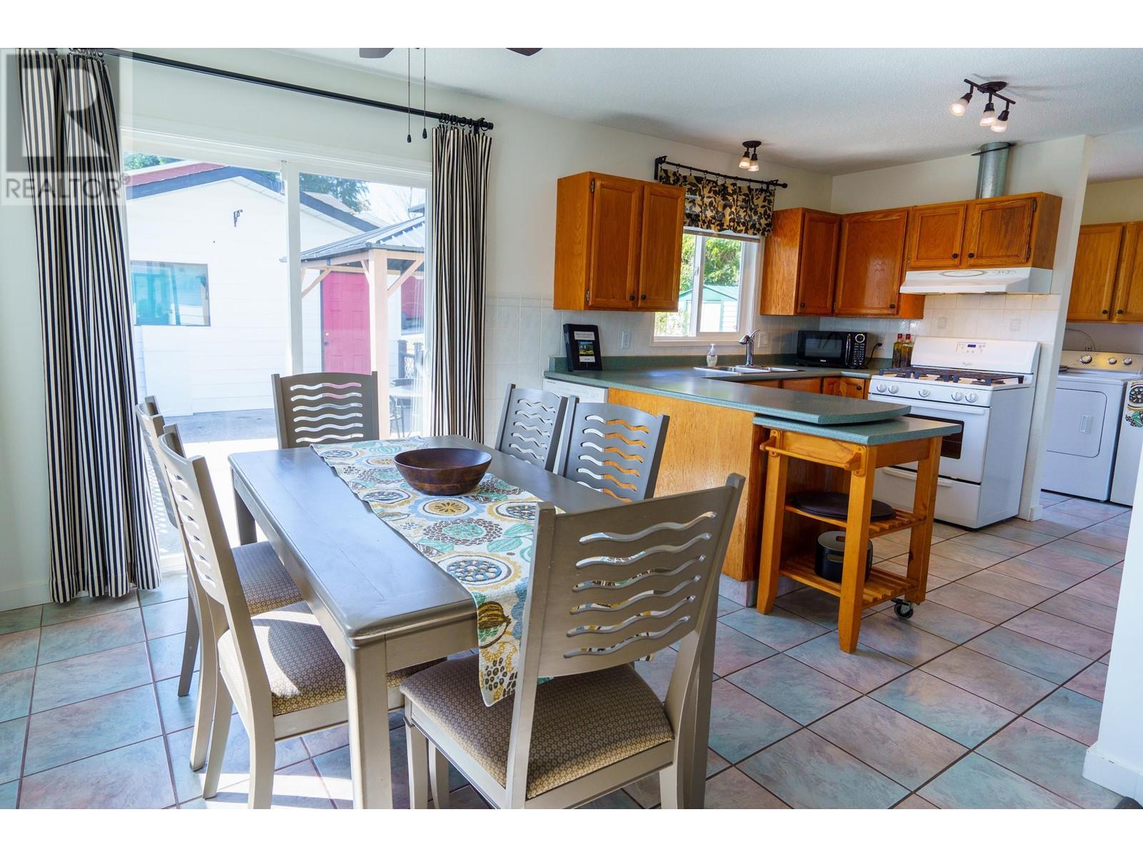 5745 Pebble Crescent, Sechelt, British Columbia  V0N 3A0 - Photo 7 - R2828416