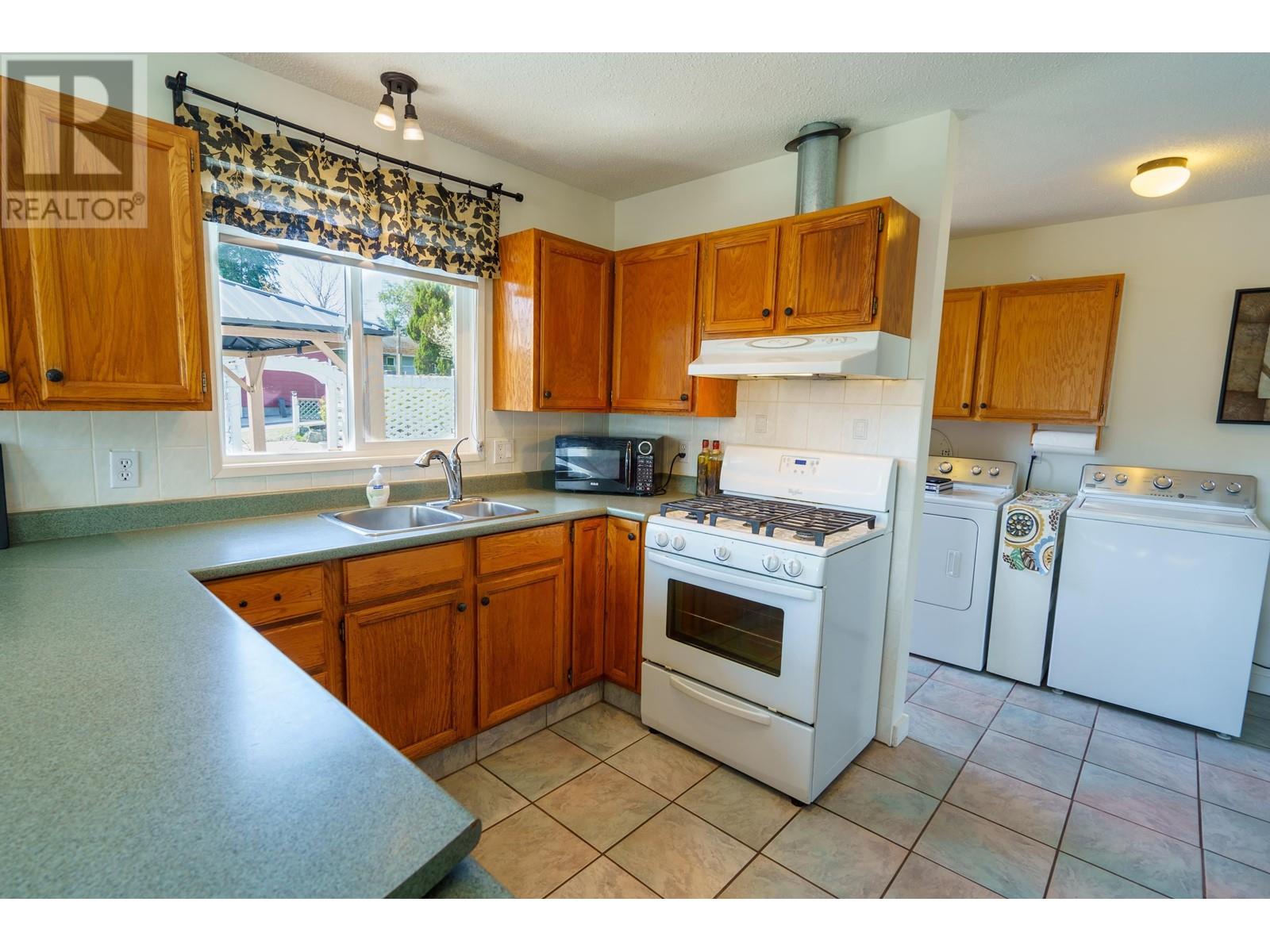 5745 Pebble Crescent, Sechelt, British Columbia  V0N 3A0 - Photo 8 - R2828416