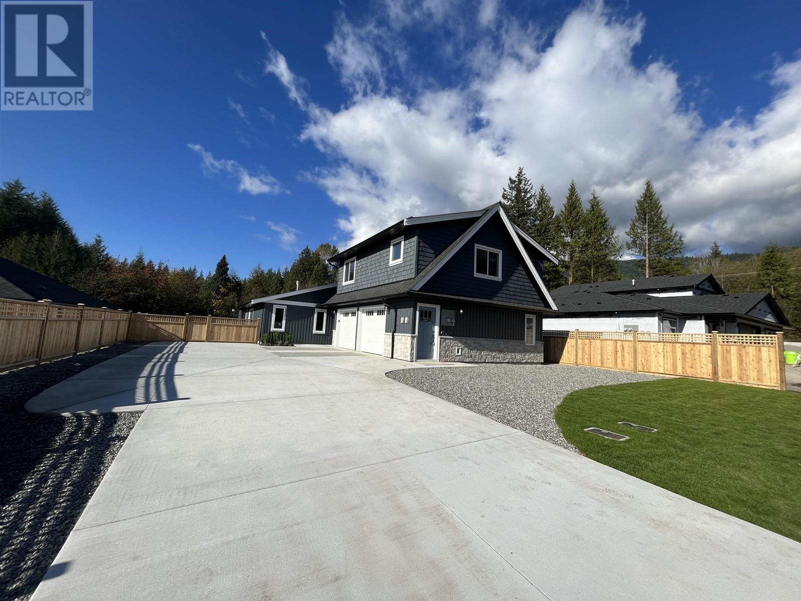 1072 Celia Crescent, Gibsons, British Columbia  V0N 1V7 - Photo 2 - R2794071
