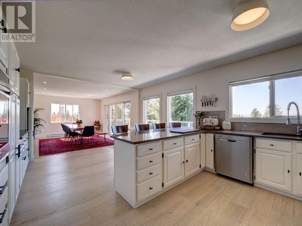 5104 Pam Road, Sechelt, British Columbia  V7Z 0G6 - Photo 6 - R2825313