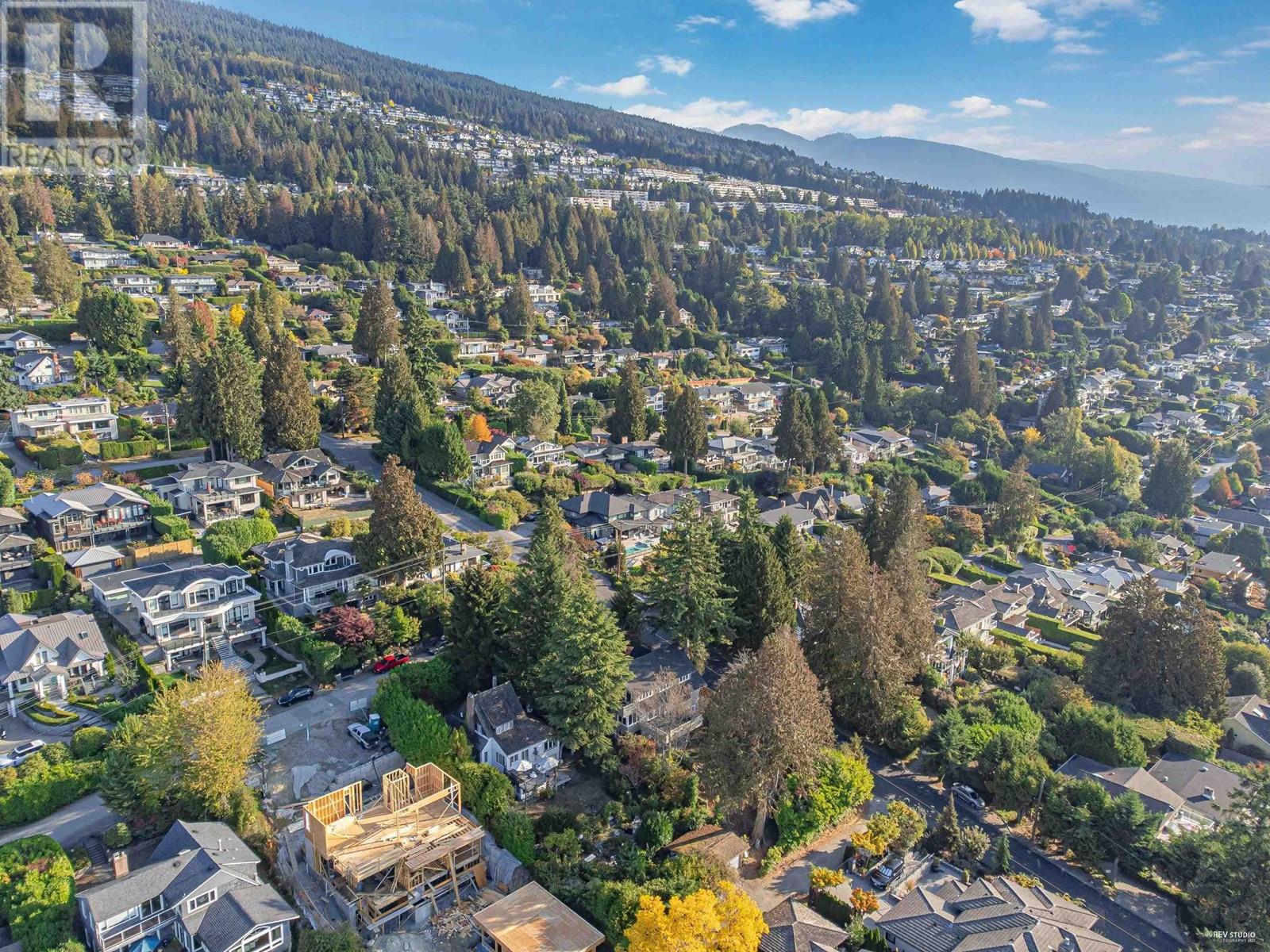 2602 Ottawa Avenue, West Vancouver, British Columbia  V7V 2T5 - Photo 3 - R2818948