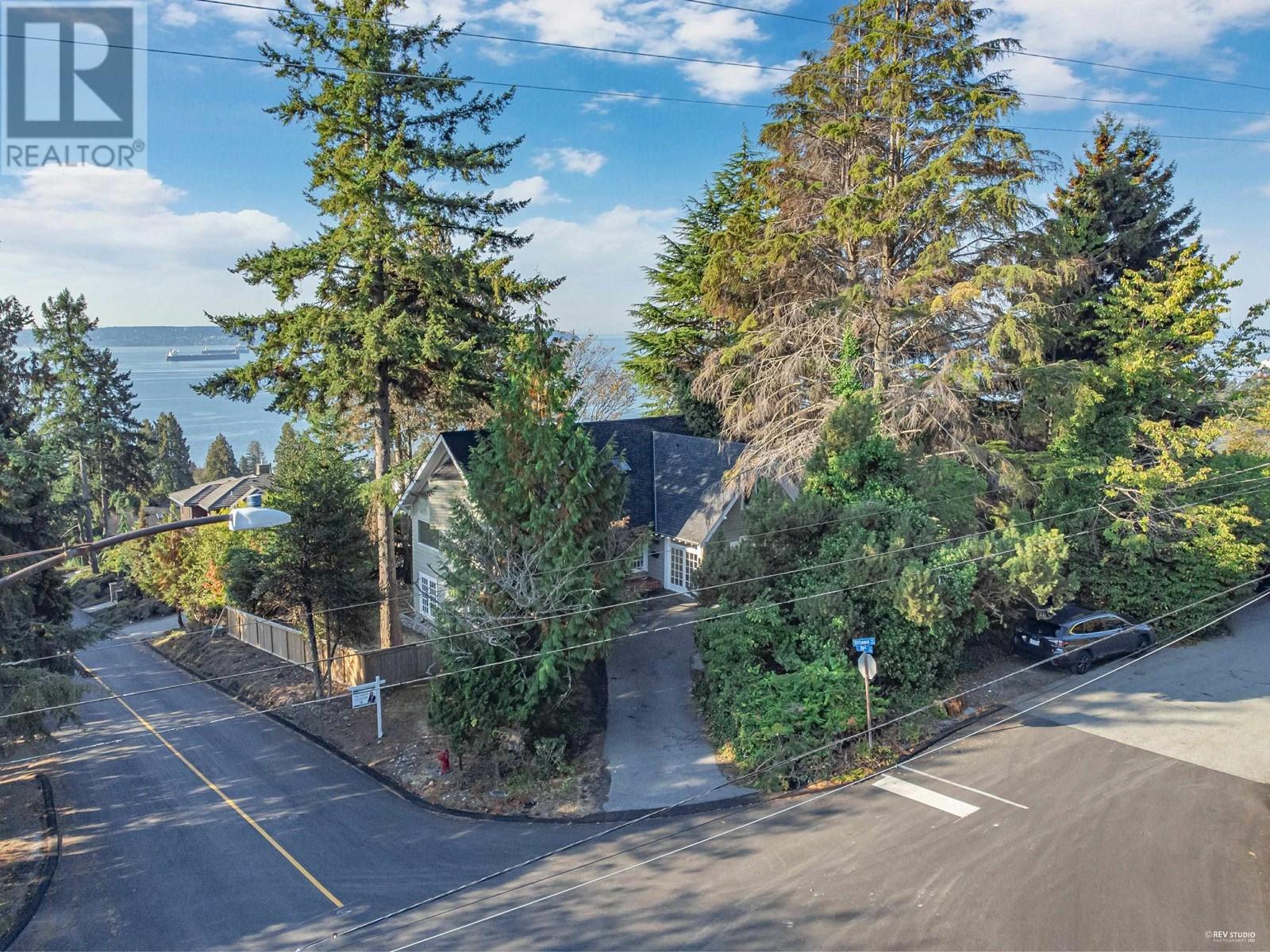 2602 Ottawa Avenue, West Vancouver, British Columbia  V7V 2T5 - Photo 2 - R2818948