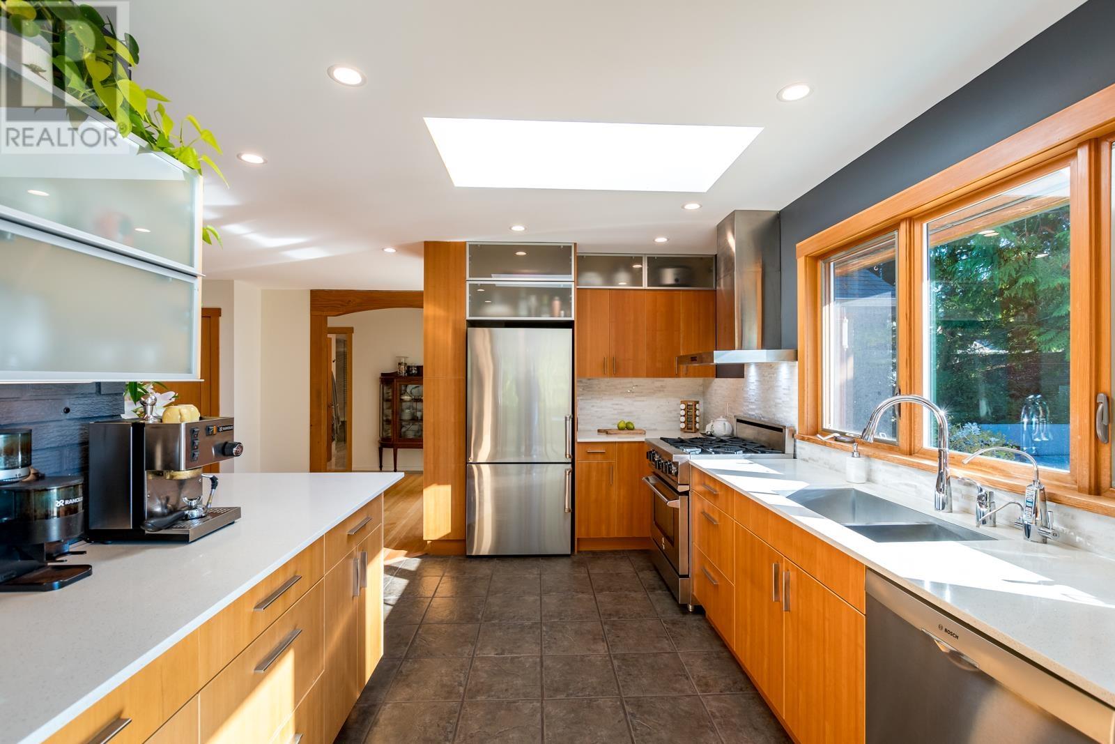 5201 Havies Road, Sechelt, British Columbia  V7Z 0B9 - Photo 13 - R2828441