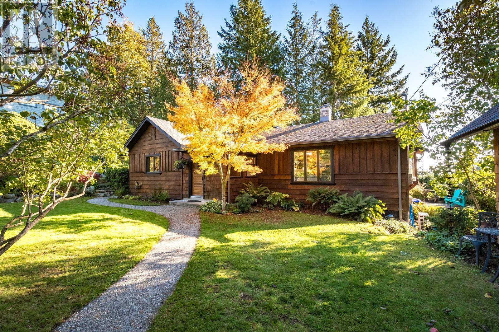 5201 Havies Road, Sechelt, British Columbia  V7Z 0B9 - Photo 2 - R2828441
