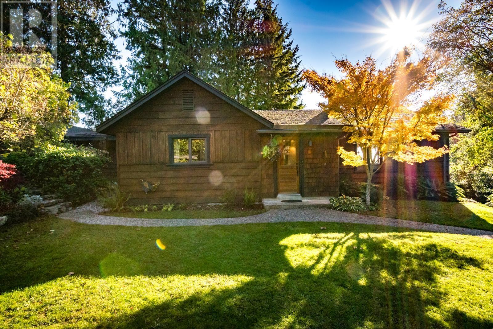 5201 Havies Road, Sechelt, British Columbia  V7Z 0B9 - Photo 3 - R2828441