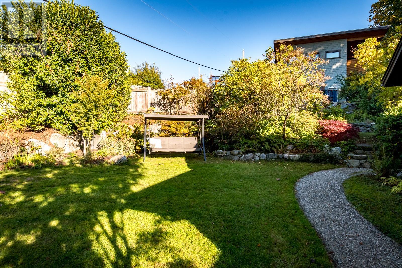 5201 Havies Road, Sechelt, British Columbia  V7Z 0B9 - Photo 31 - R2828441