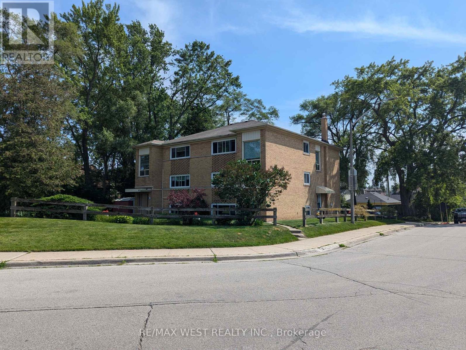 50-52 Peter Street N, Mississauga, Ontario  L5H 2G8 - Photo 3 - W7257134