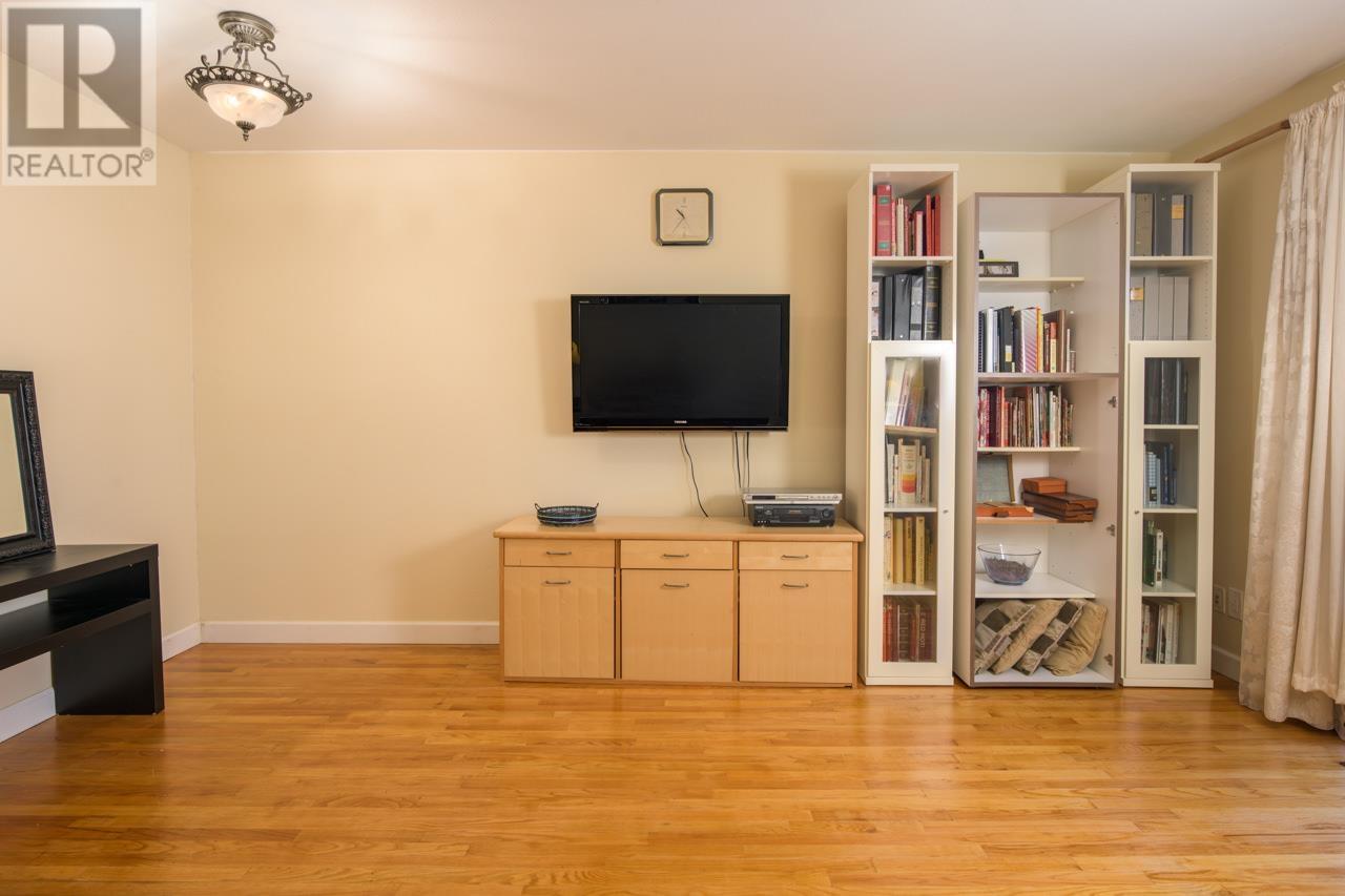 2009 Holdom Avenue, Burnaby, British Columbia  V5B 3W5 - Photo 9 - R2828456