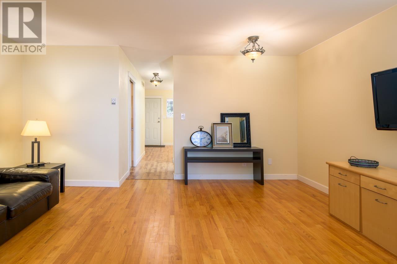 2009 Holdom Avenue, Burnaby, British Columbia  V5B 3W5 - Photo 12 - R2828456