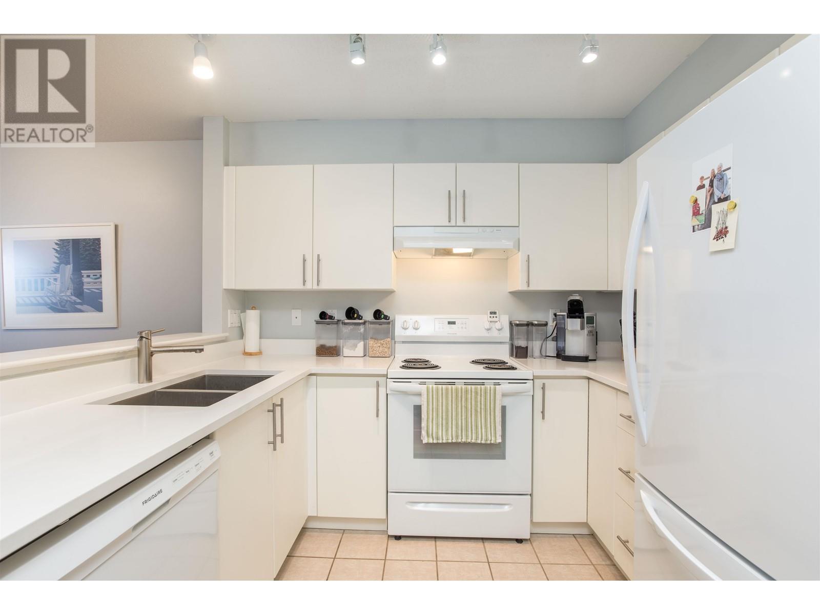 313 147 E 1st Street, North Vancouver, British Columbia  V7L 1B2 - Photo 1 - R2828510