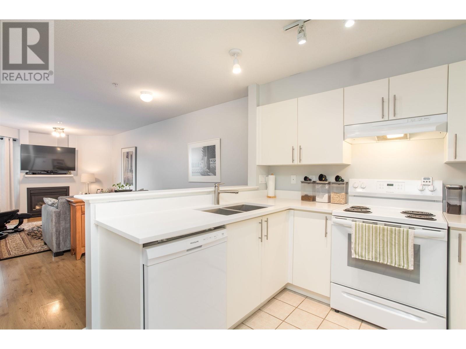 313 147 E 1st Street, North Vancouver, British Columbia  V7L 1B2 - Photo 3 - R2828510