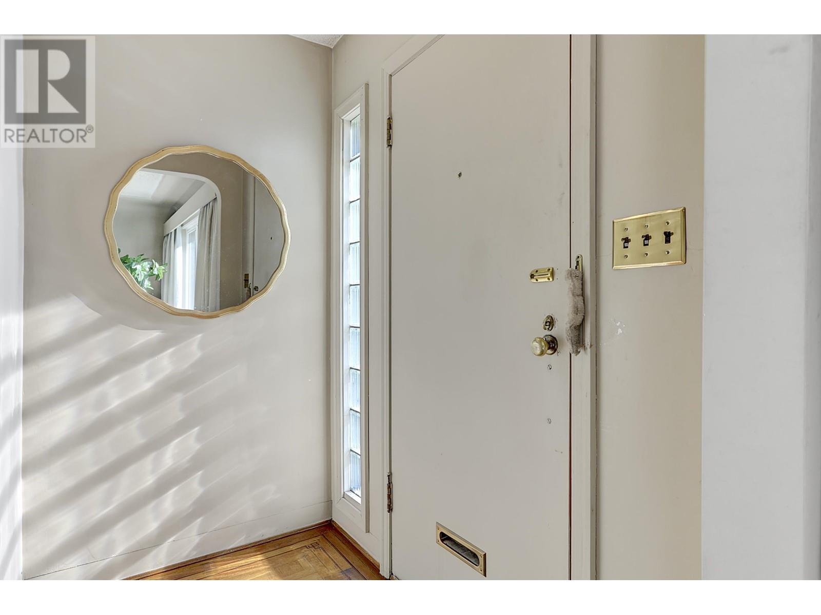 2915 E 5th Avenue, Vancouver, British Columbia  V5M 1N6 - Photo 2 - R2828499