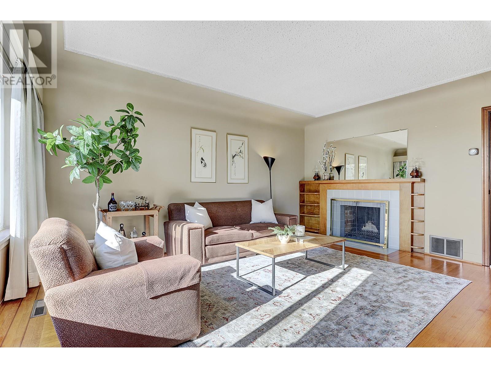 2915 E 5th Avenue, Vancouver, British Columbia  V5M 1N6 - Photo 3 - R2828499