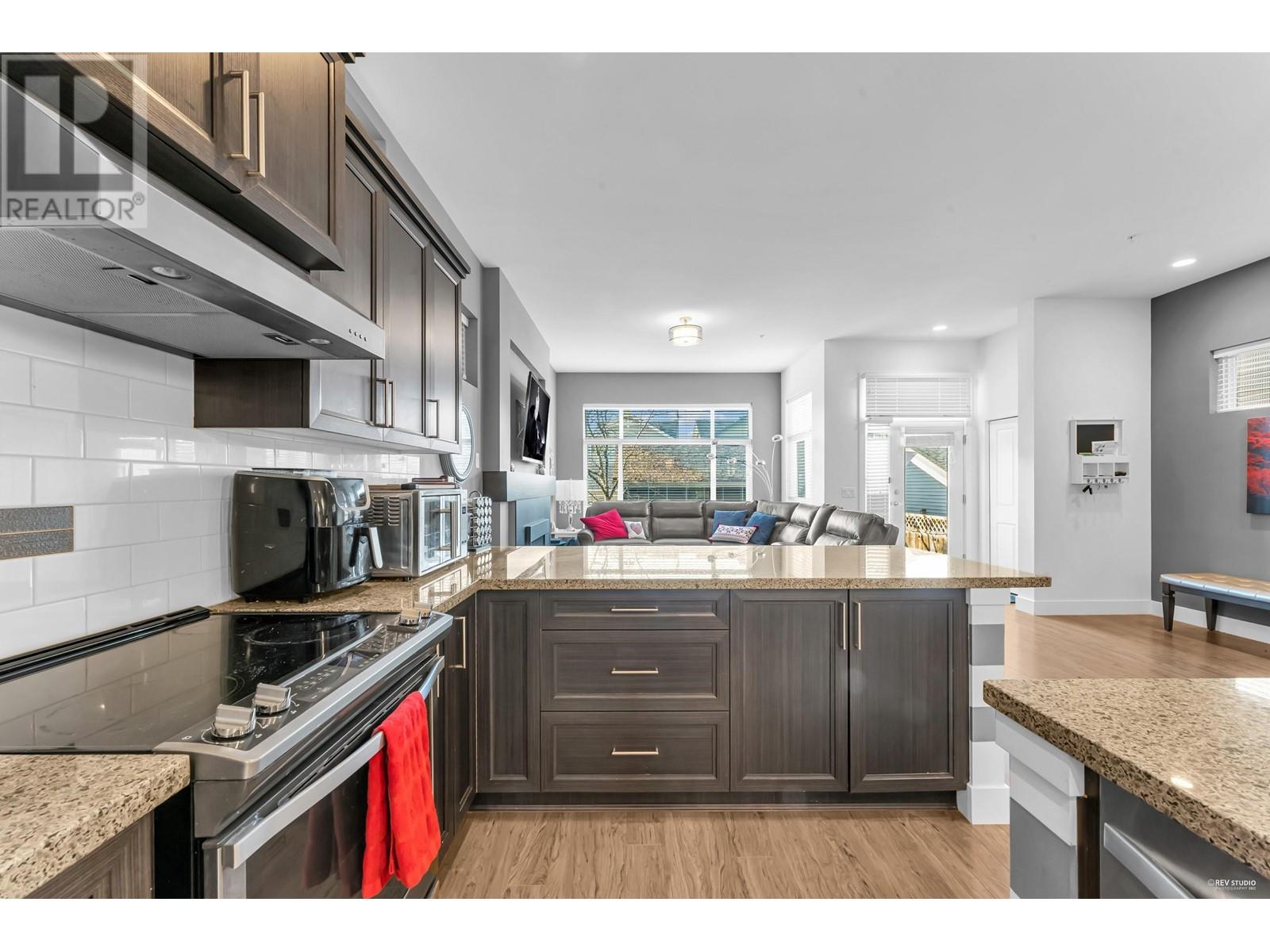 10509 Robertson Street, Maple Ridge, British Columbia  V2W 0H8 - Photo 4 - R2828347