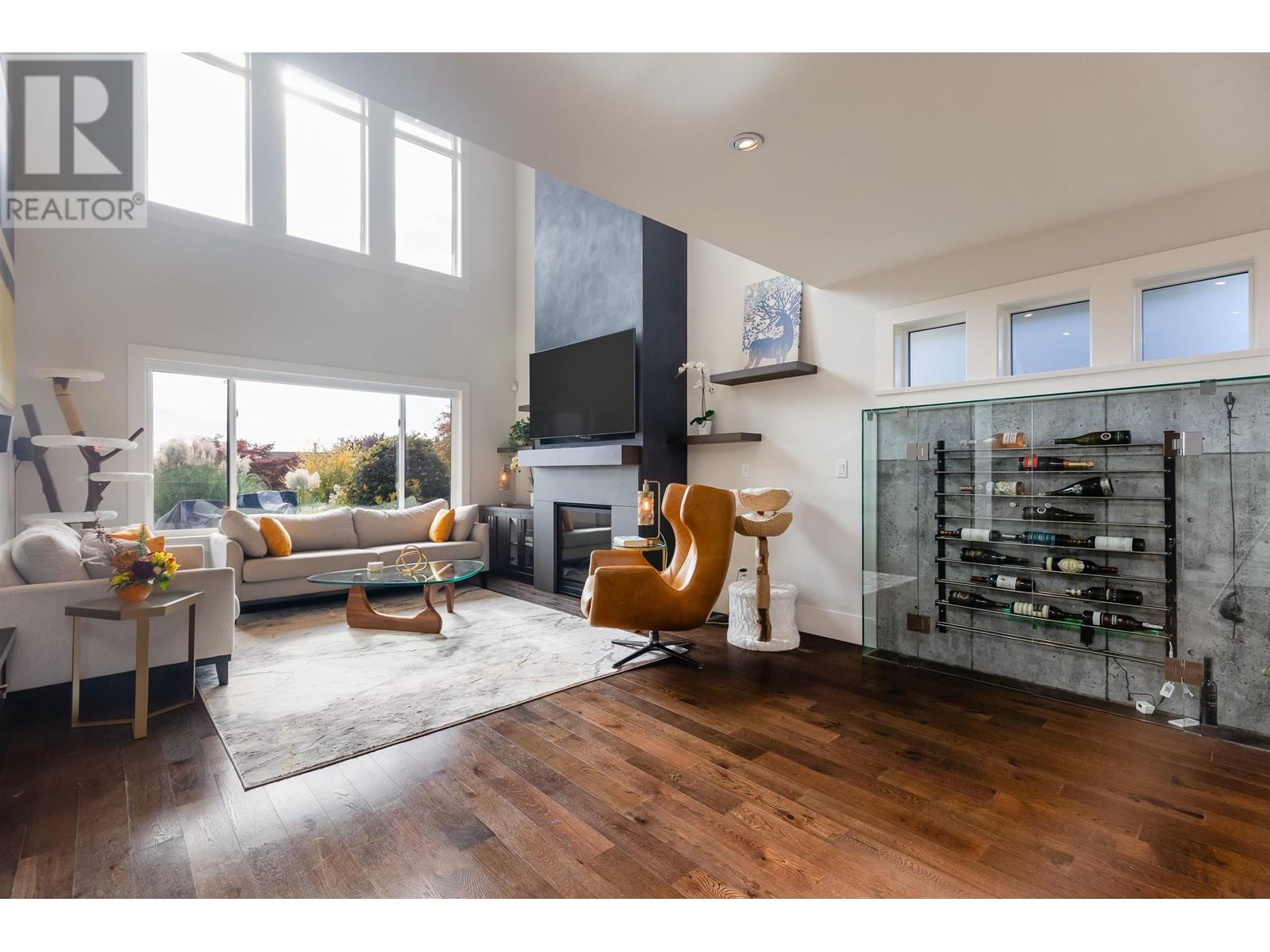 882 Whitchurch, North Vancouver, British Columbia  V7L 2A4 - Photo 2 - R2828589