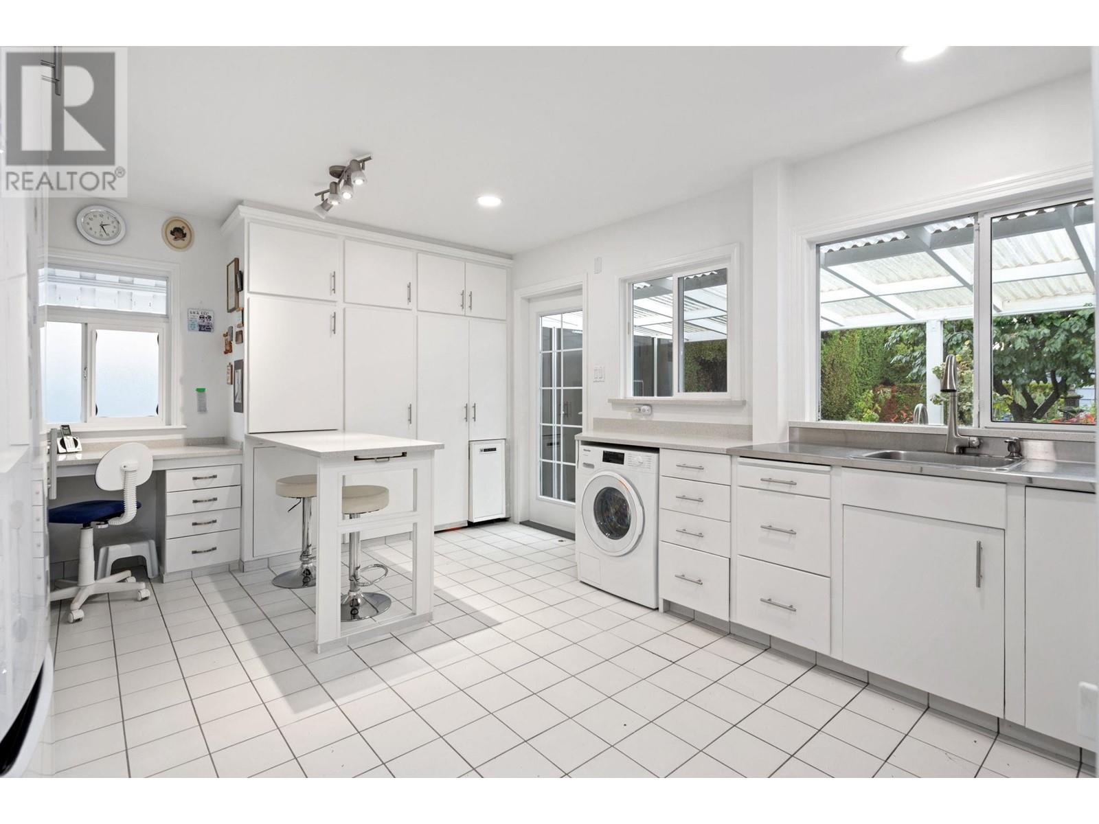 1332 Tatlow Avenue, North Vancouver, British Columbia  V7P 2Z6 - Photo 6 - R2828640