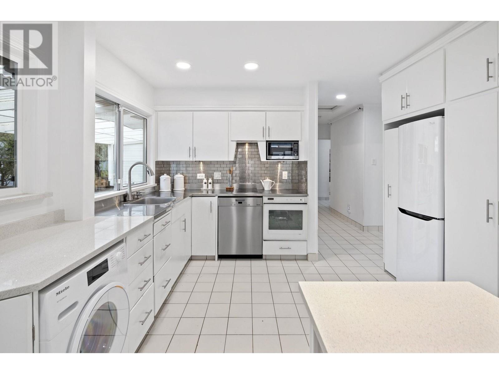 1332 Tatlow Avenue, North Vancouver, British Columbia  V7P 2Z6 - Photo 7 - R2828640