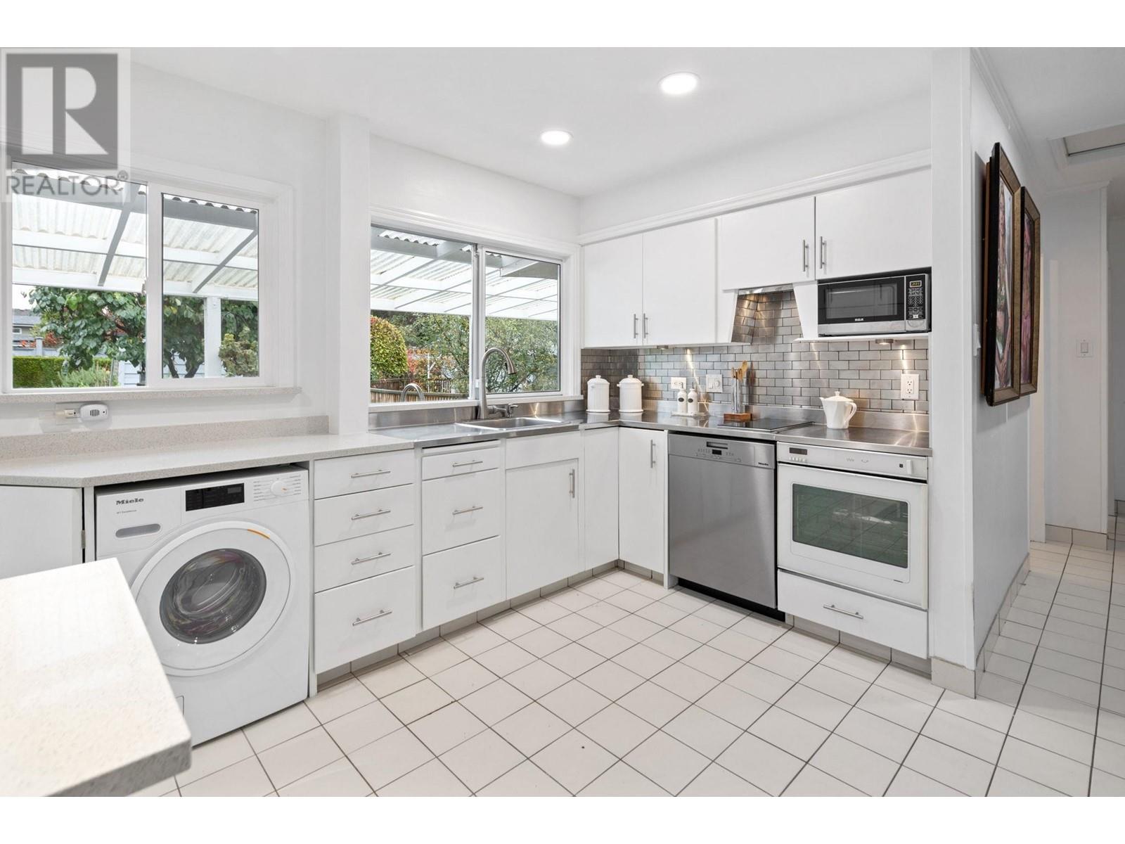 1332 Tatlow Avenue, North Vancouver, British Columbia  V7P 2Z6 - Photo 8 - R2828640