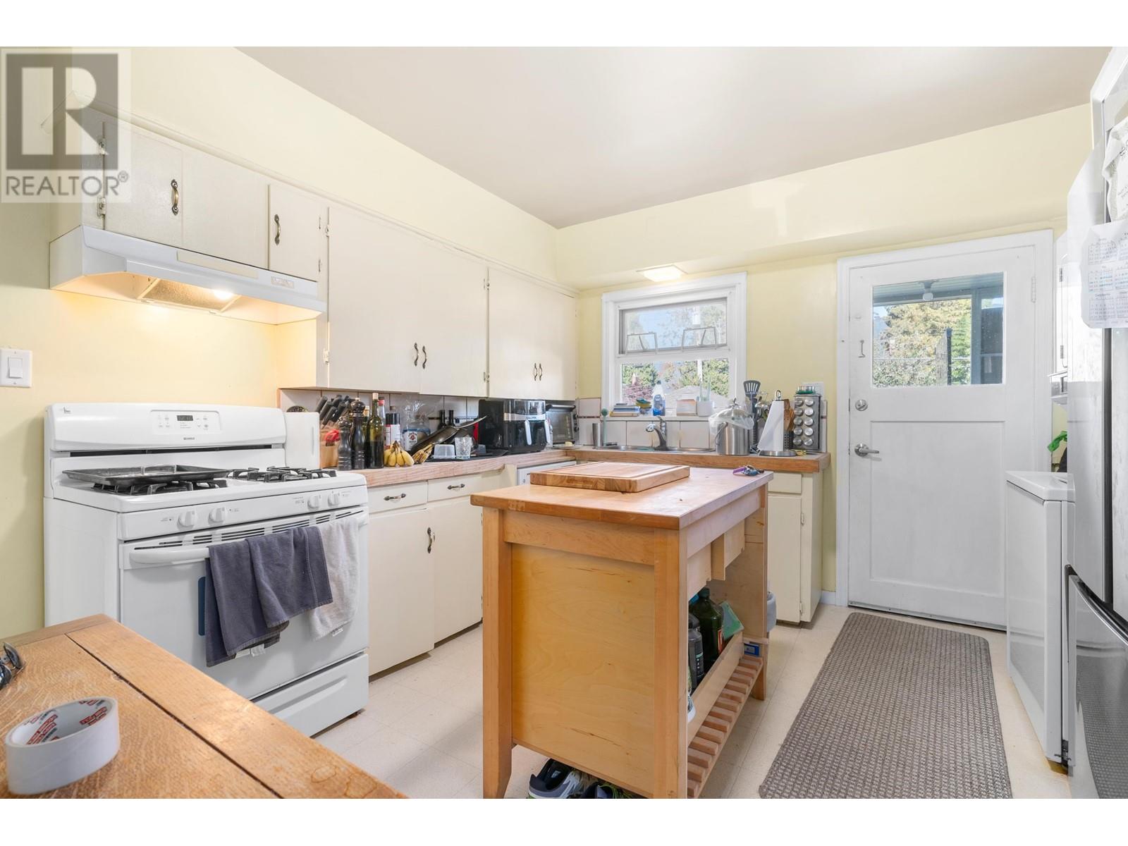 258 E 21st Street, North Vancouver, British Columbia  V7L 3B6 - Photo 10 - R2828745