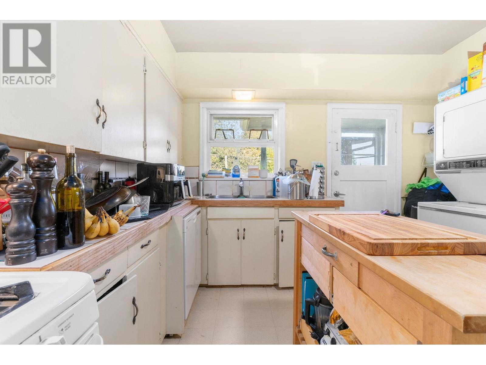 258 E 21st Street, North Vancouver, British Columbia  V7L 3B6 - Photo 11 - R2828745
