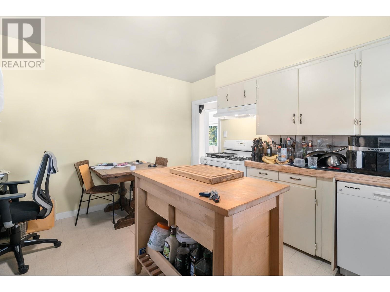 258 E 21st Street, North Vancouver, British Columbia  V7L 3B6 - Photo 13 - R2828745