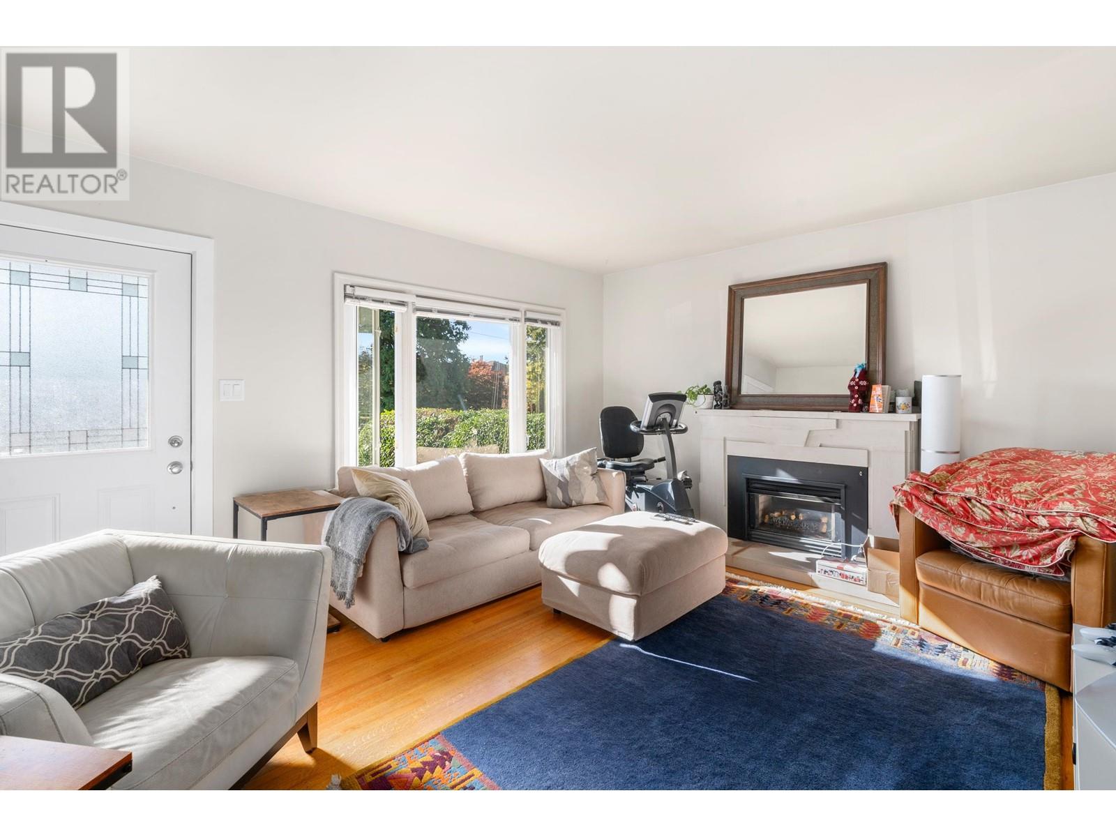 258 E 21st Street, North Vancouver, British Columbia  V7L 3B6 - Photo 2 - R2828745