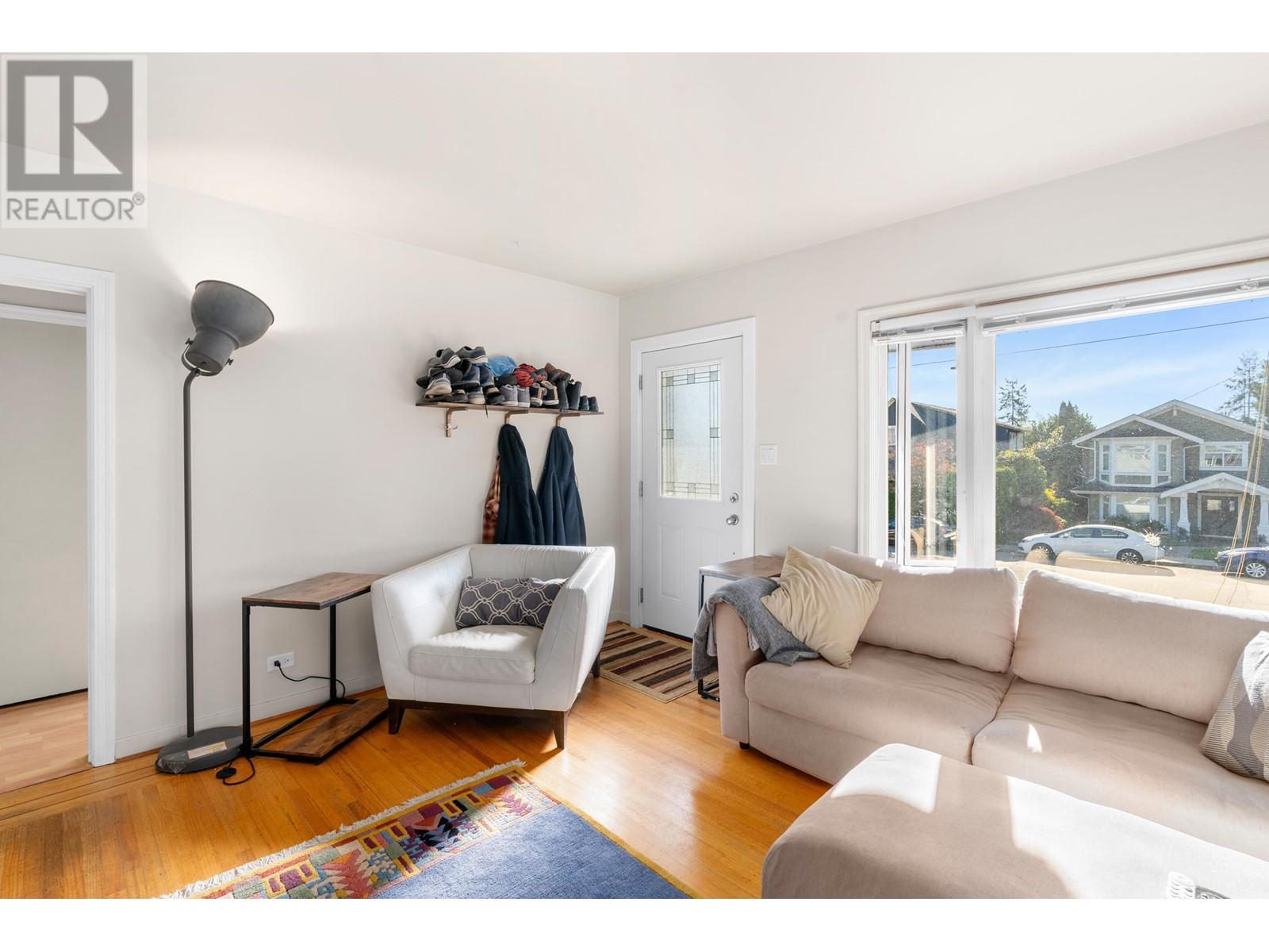 258 E 21st Street, North Vancouver, British Columbia  V7L 3B6 - Photo 3 - R2828745