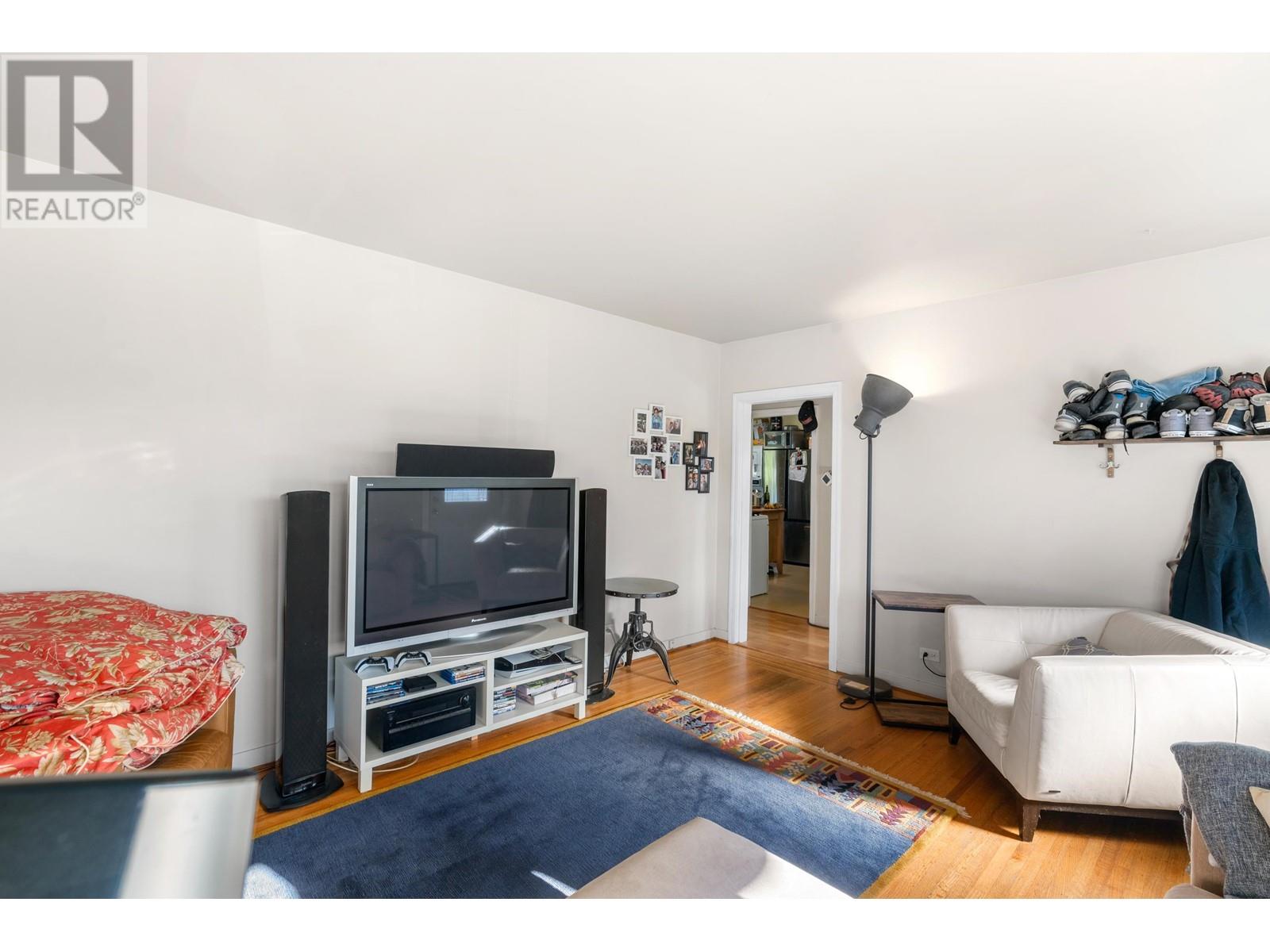 258 E 21st Street, North Vancouver, British Columbia  V7L 3B6 - Photo 4 - R2828745