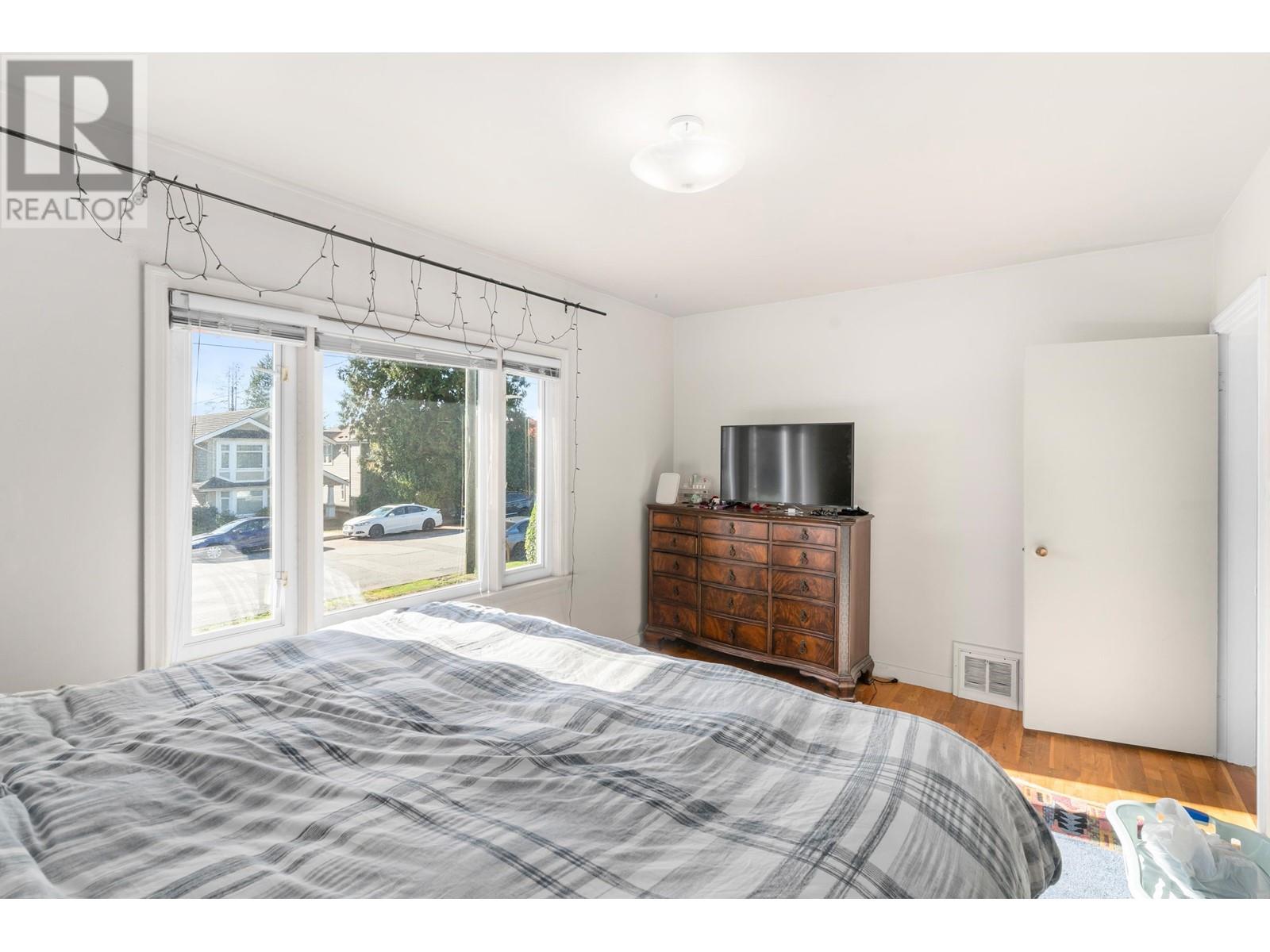 258 E 21st Street, North Vancouver, British Columbia  V7L 3B6 - Photo 6 - R2828745